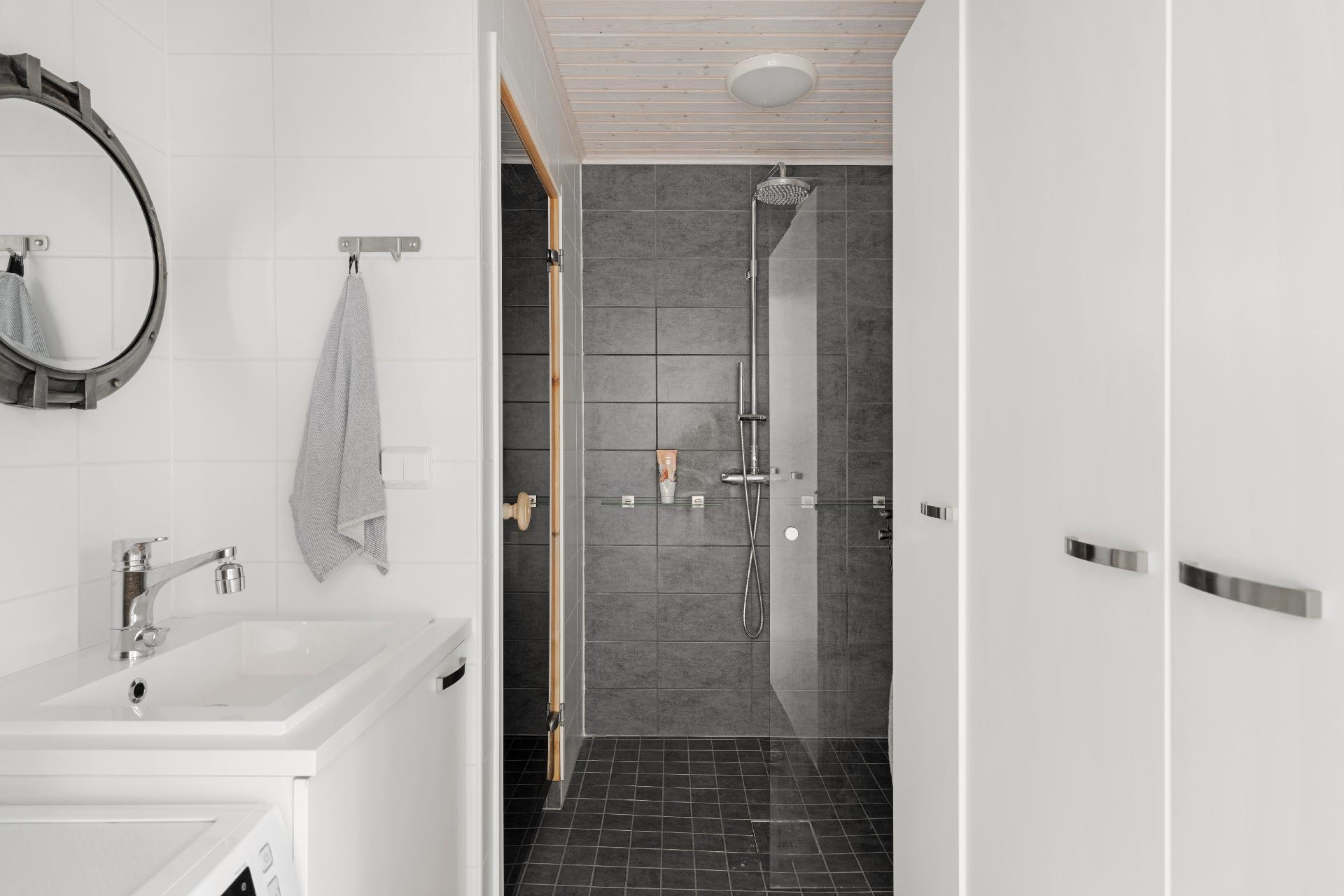 Yläkerran kylpyhuone