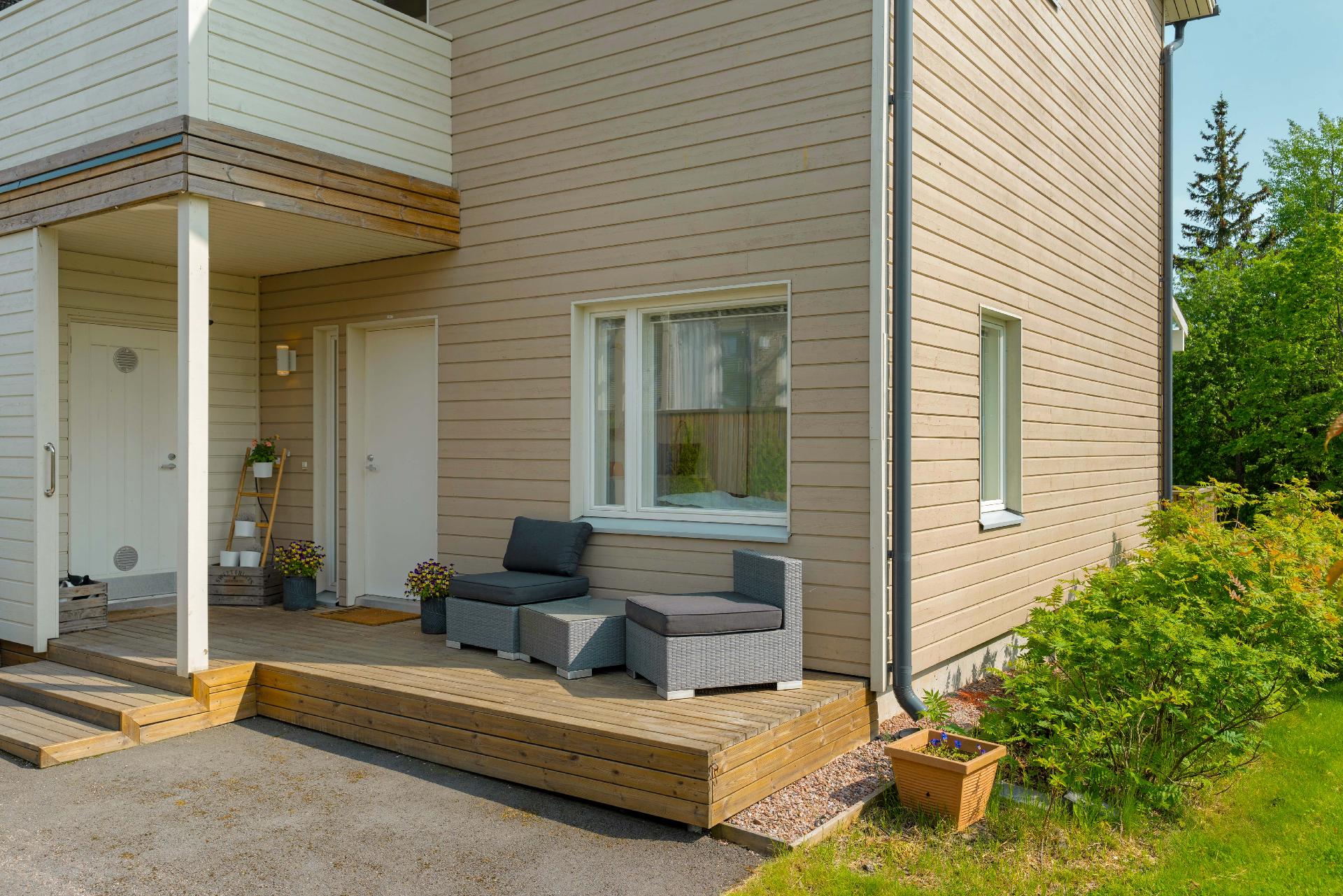 Etupihan terassi kesäasussa