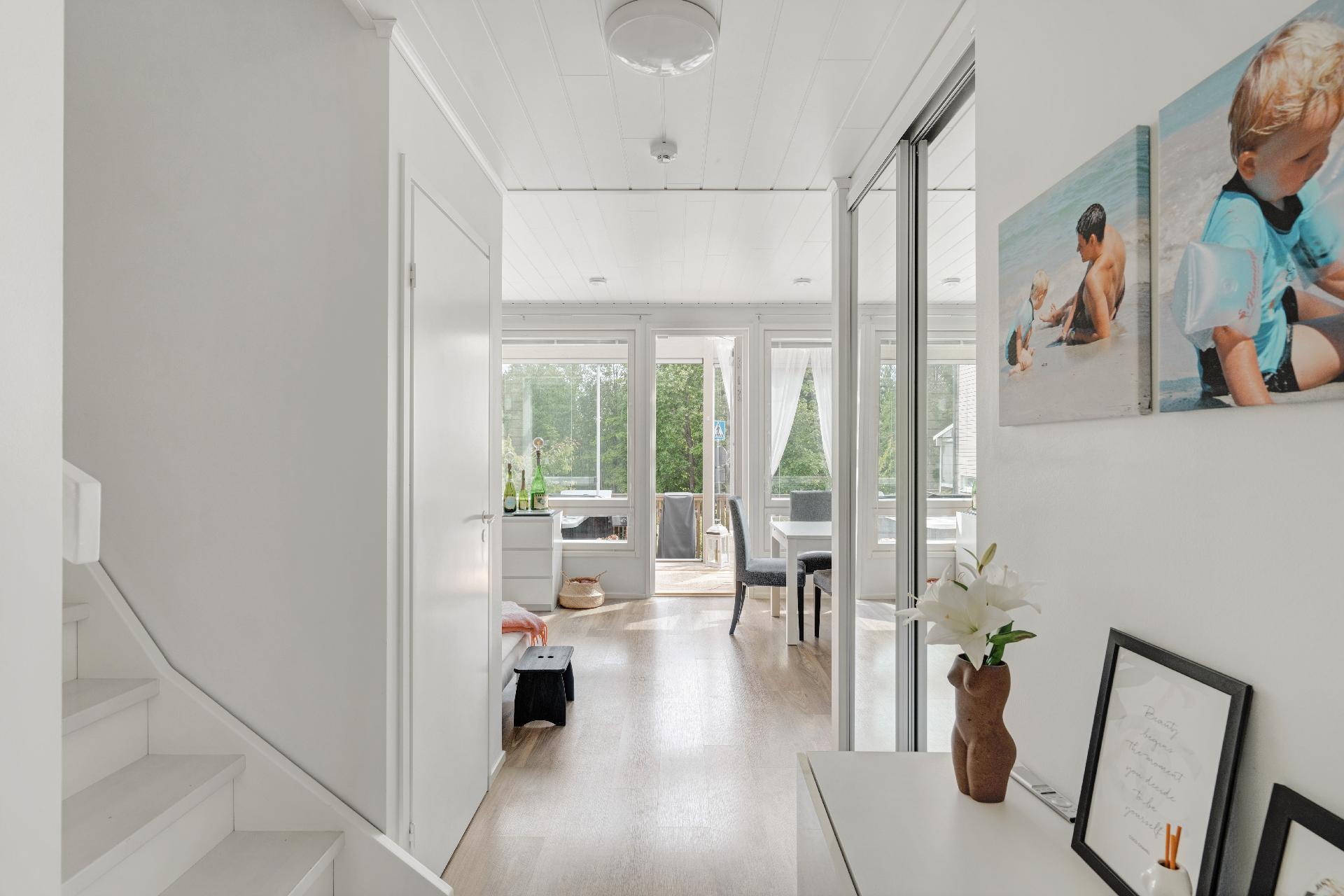 Sisääntulo, portaiden alla varastotilaa