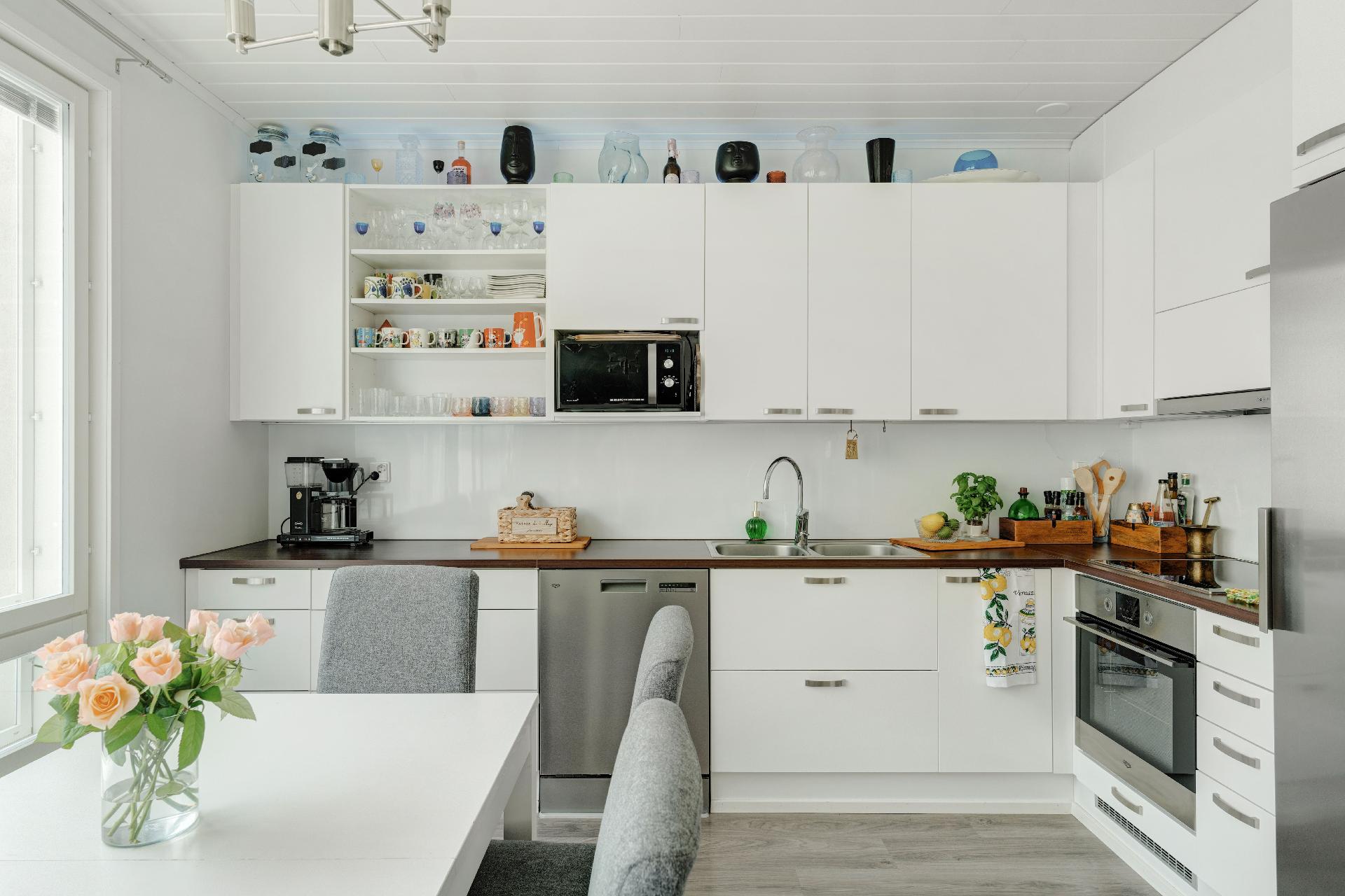 Keittiössä on hyvin säilytys- ja laskutilaa