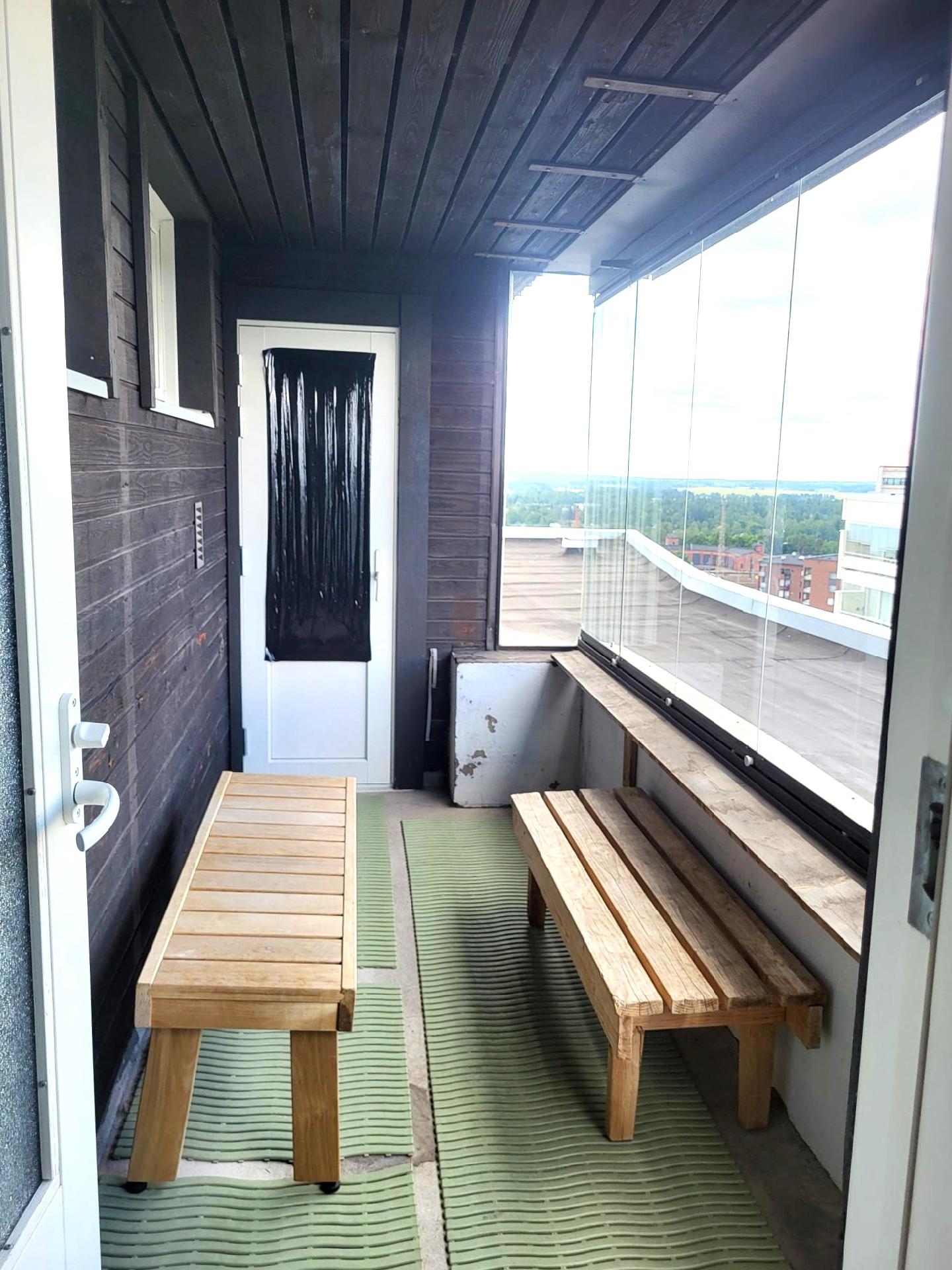 Taloyhtiön saunaosaston vilvoitteluparveke