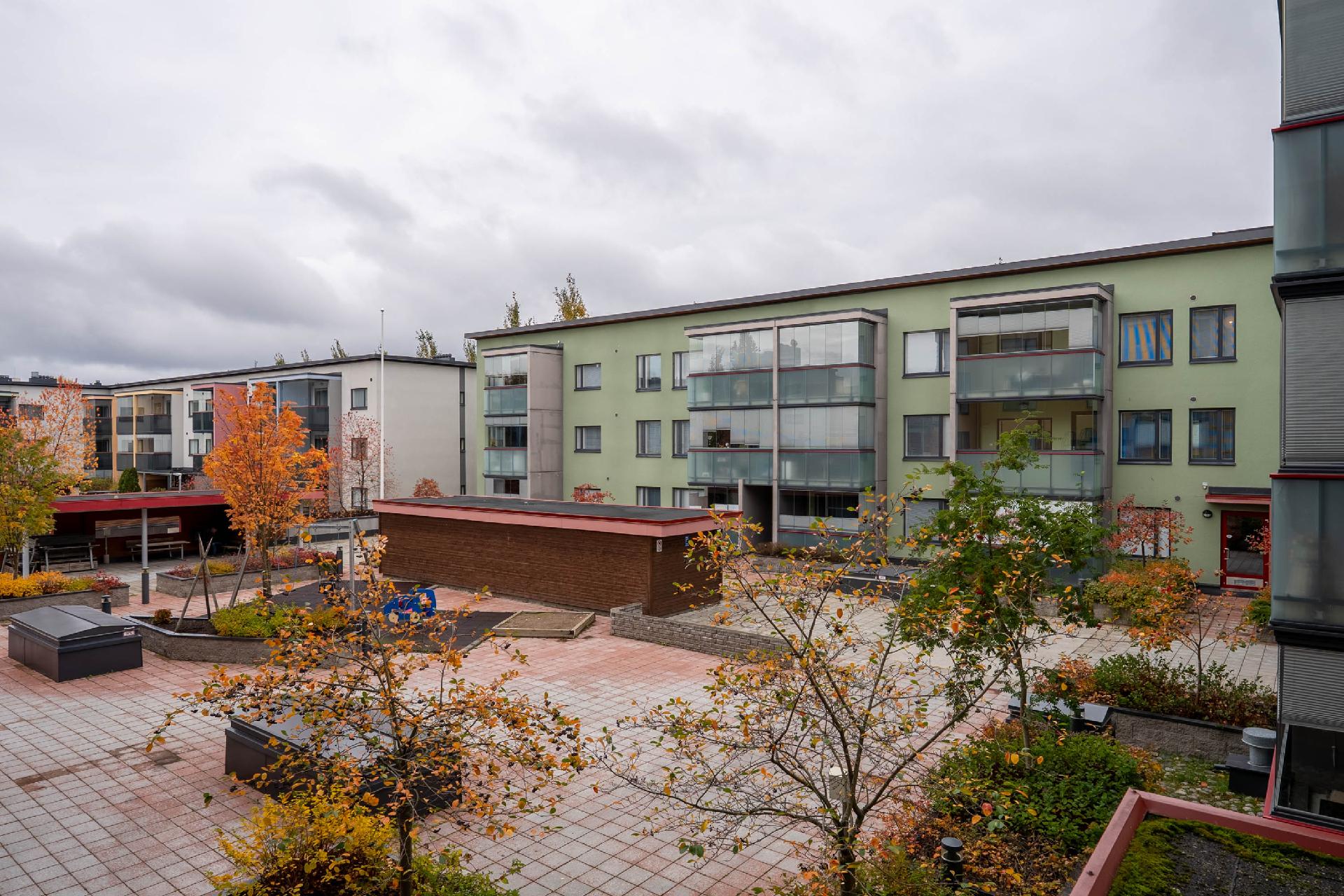 Parvekkeelta näkymä sisäpihalle