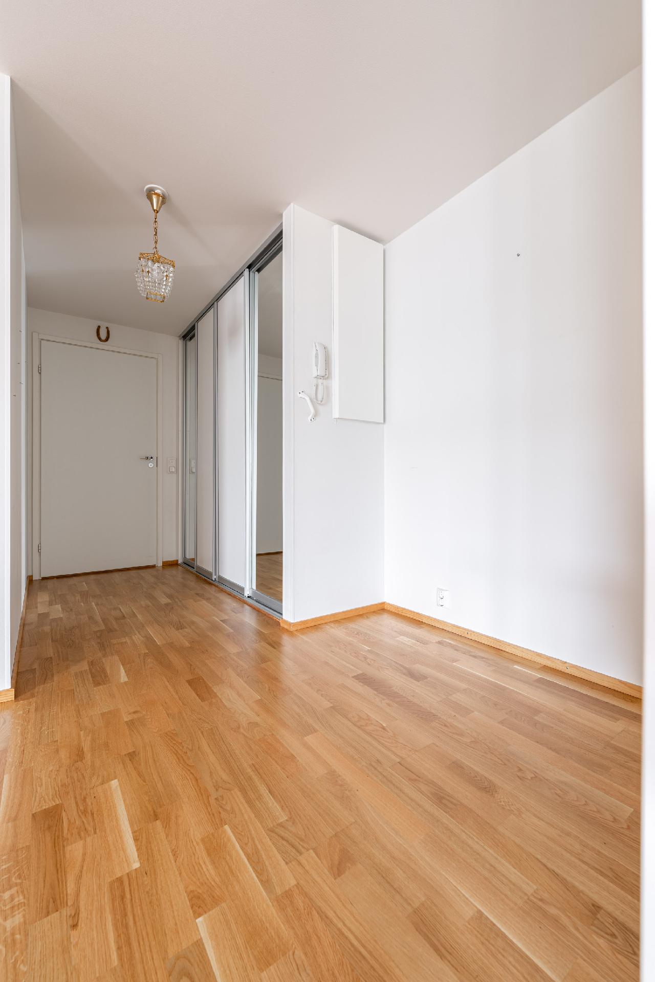 Eteisessä liukuovikaapistot