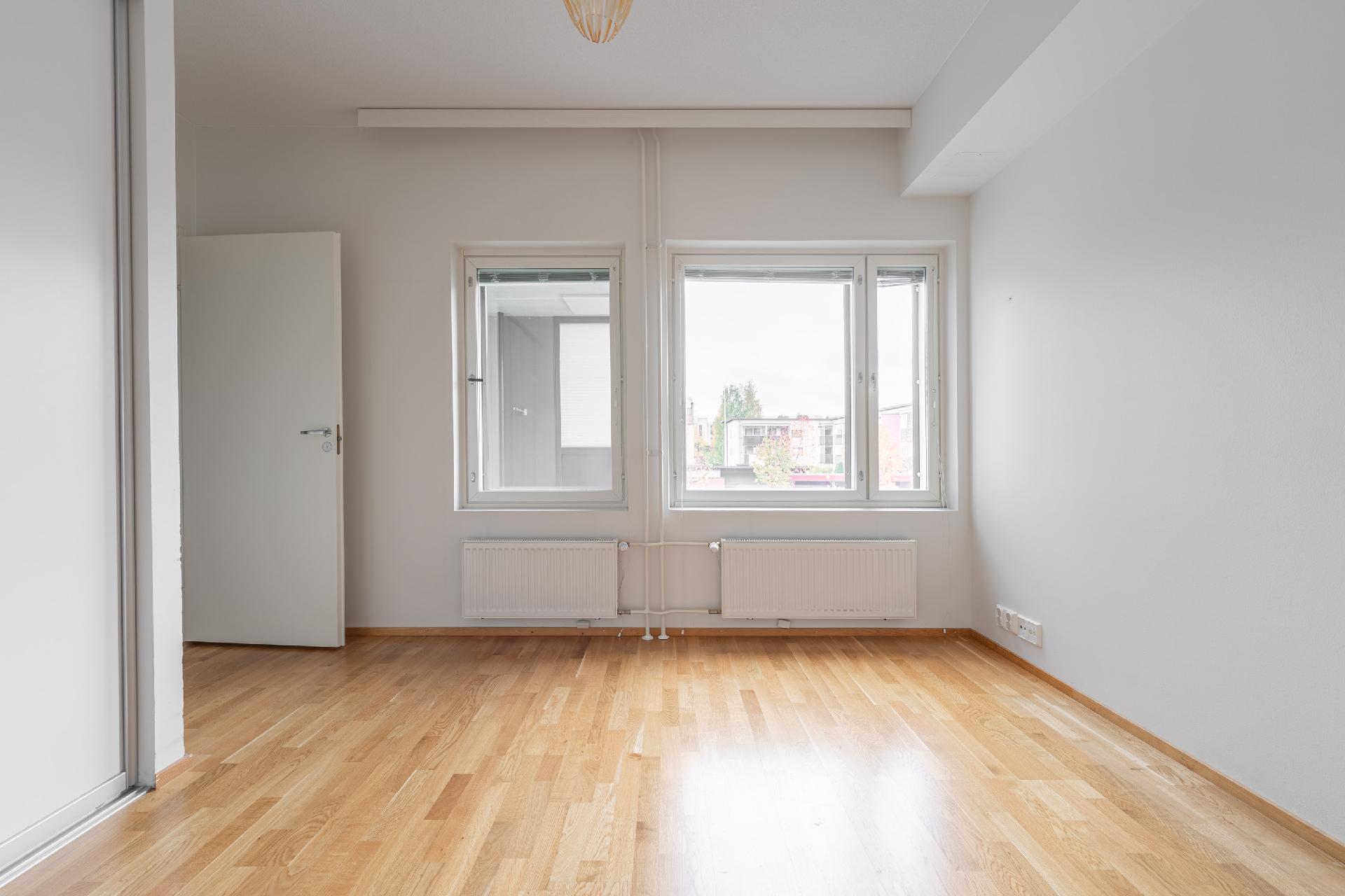 Makuuhuone on tilava ja valoisa