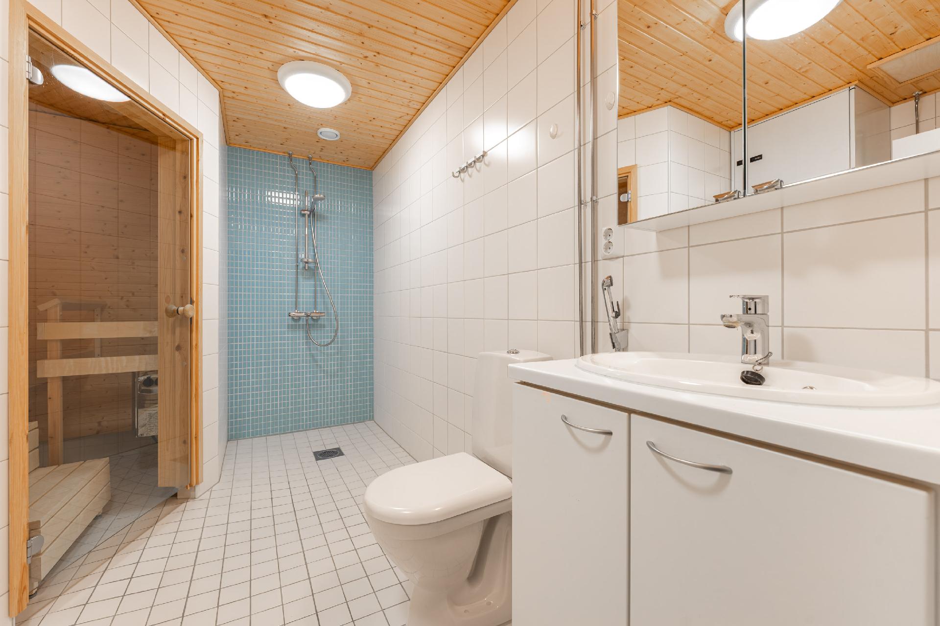 Kylpyhuoneessa on tilaa