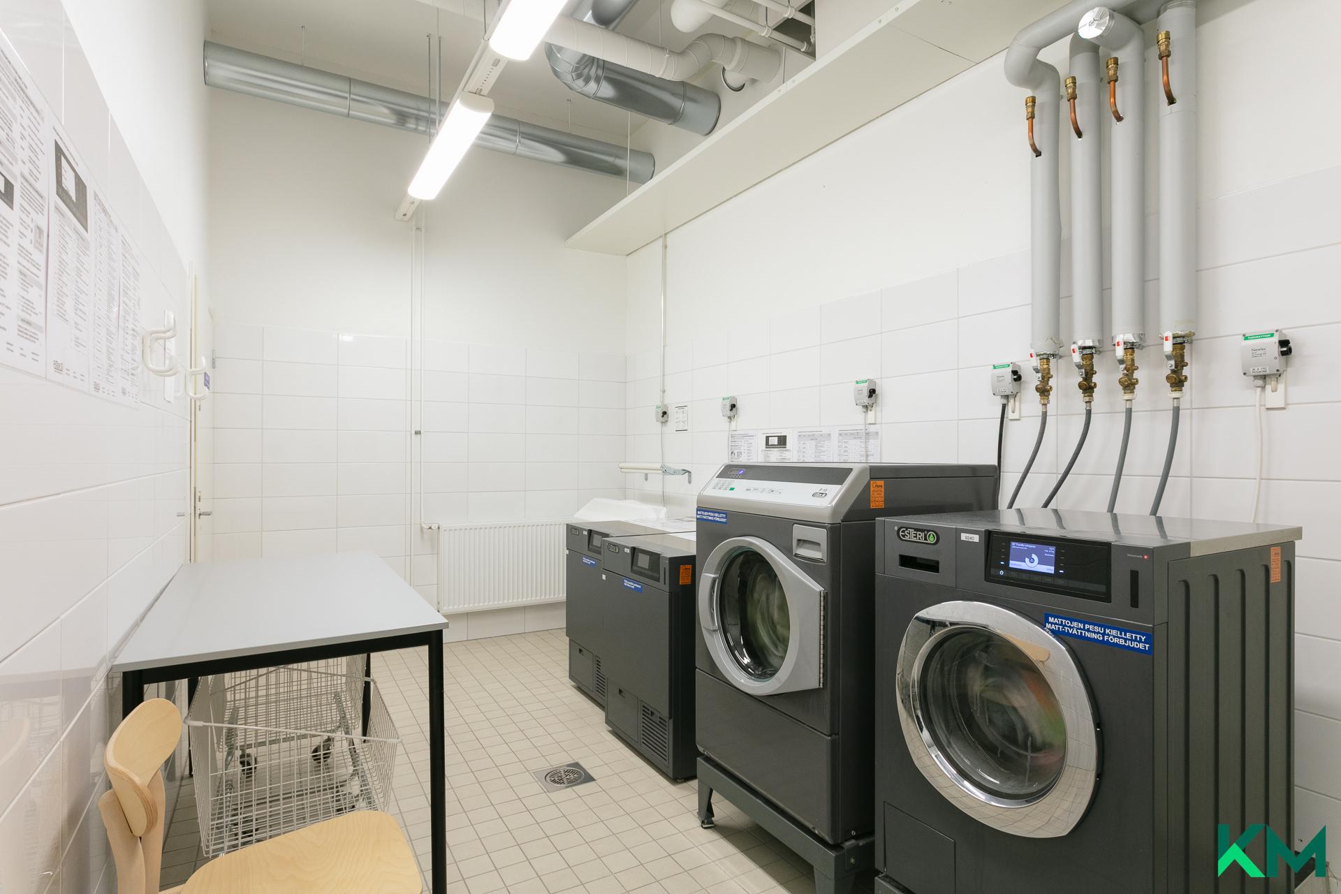 Kätevä pesutupa sijaitsee 1. kerroksessa