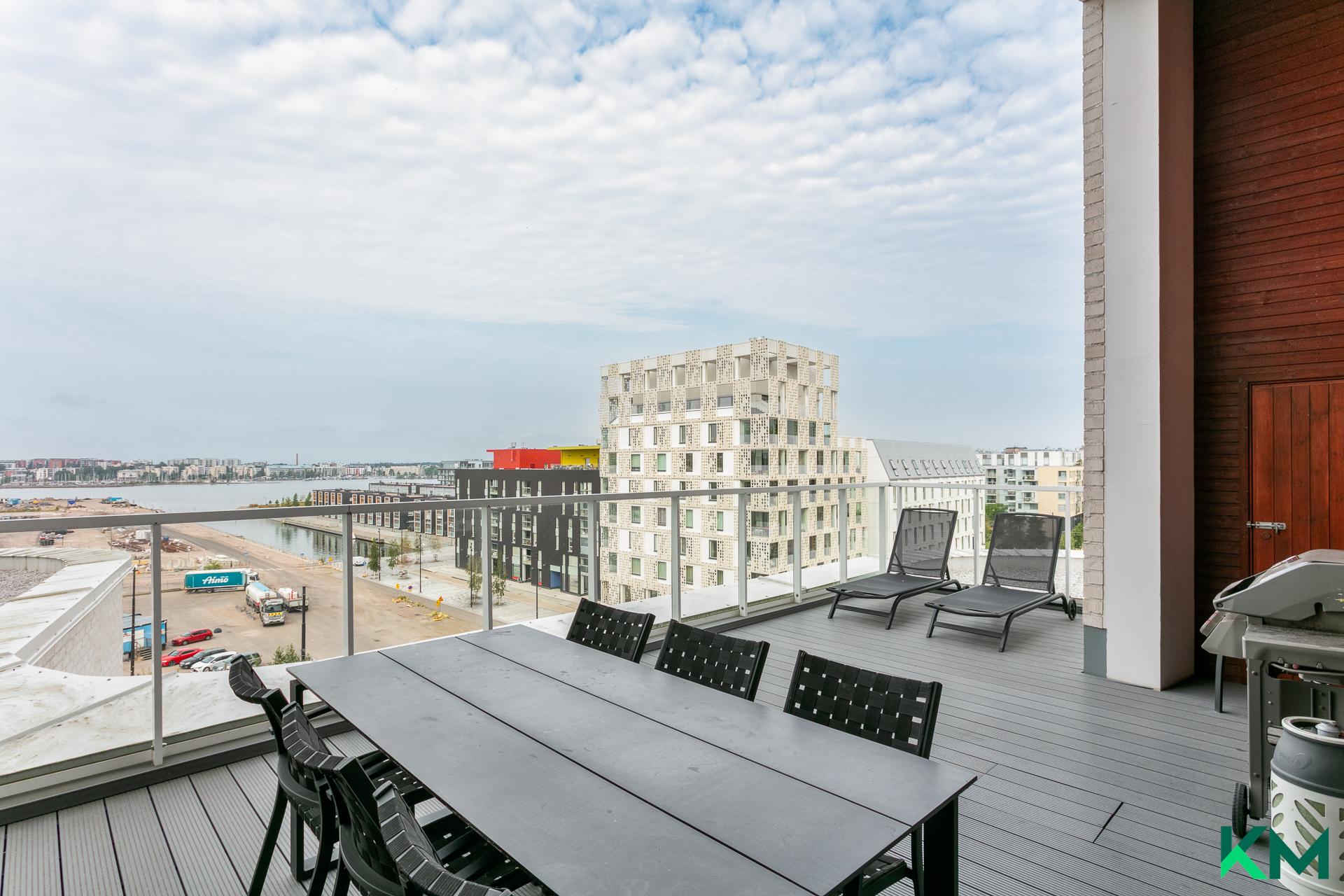 Yläkerroksen yhteinen kattoterassi