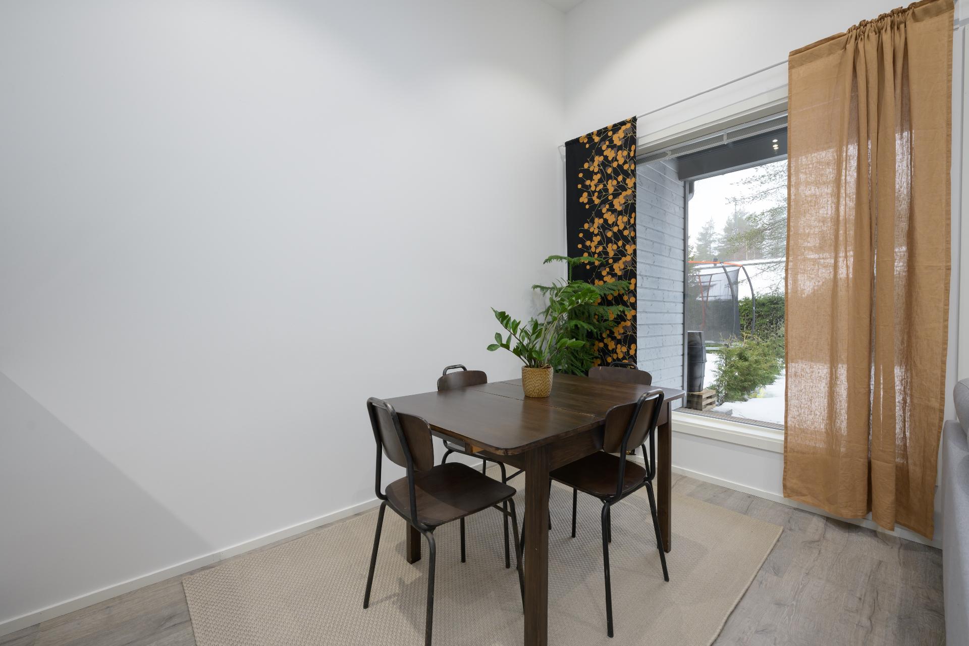 Kuvat ovat vastaavasta peilikuva-asunnosta taloyhtiössä