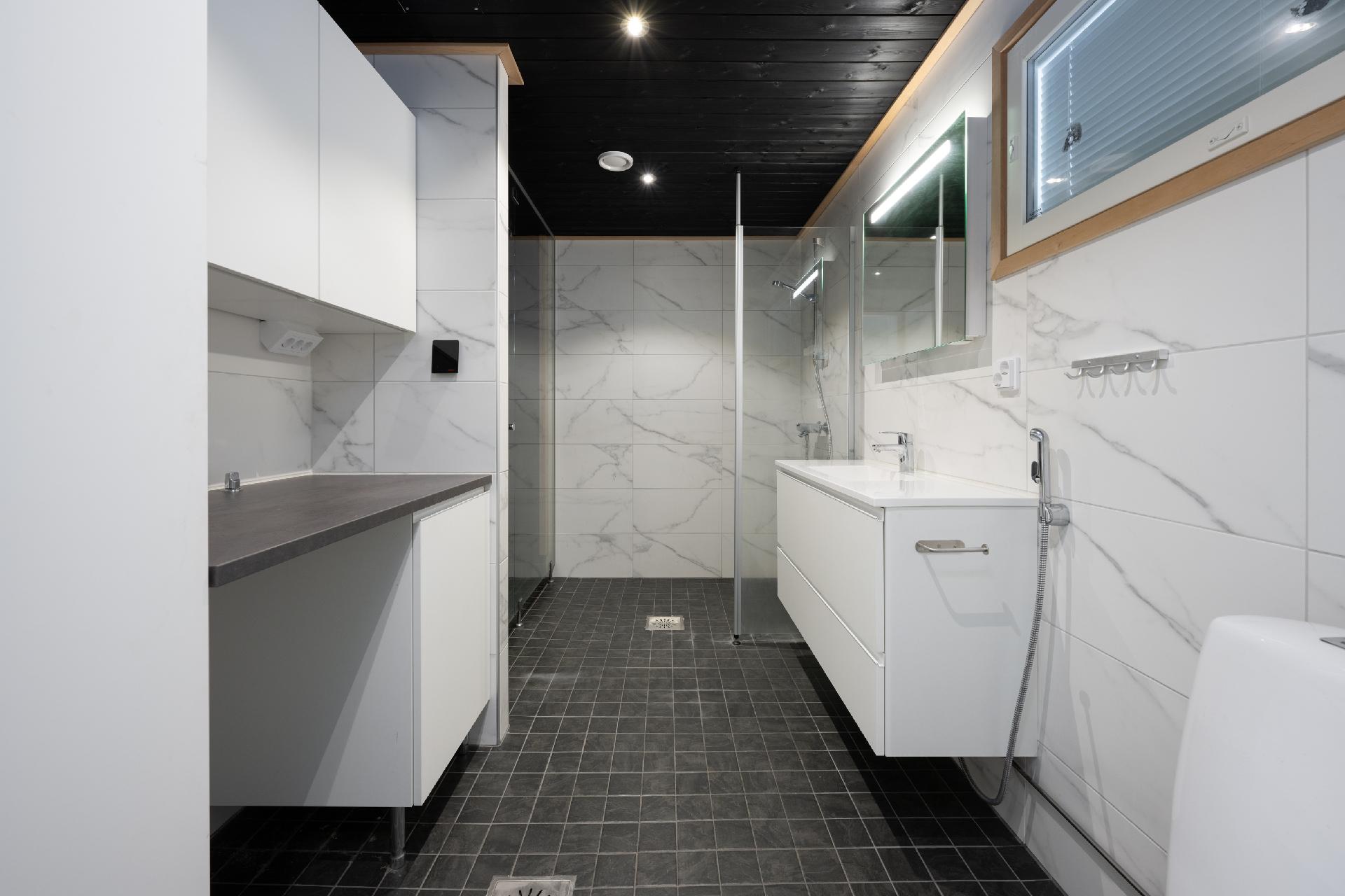 Kuvat ovat vastaavasta peilikuva-asunnosta taloyhtiössä