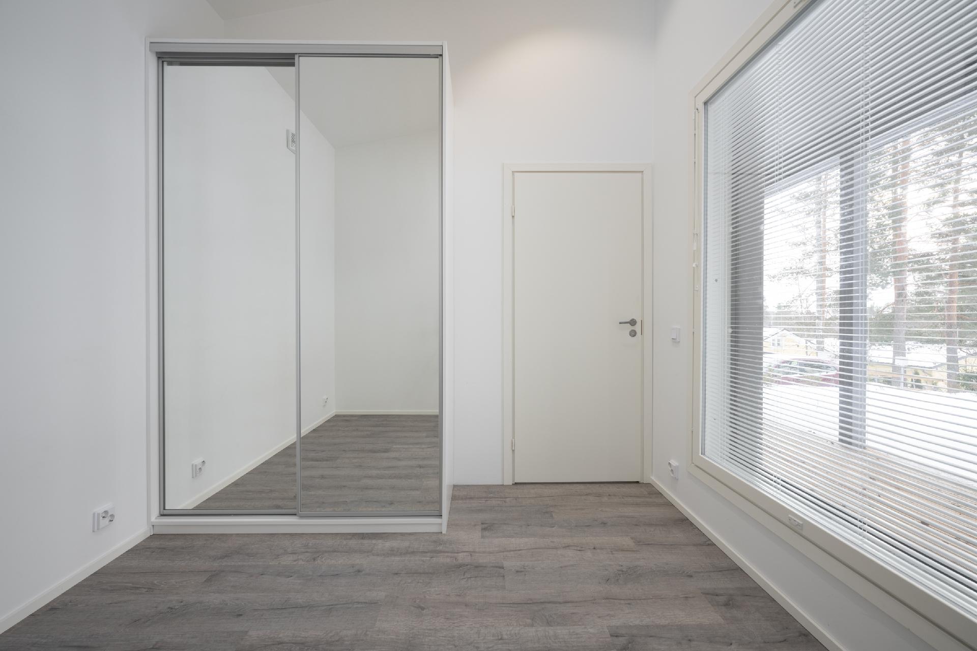 Kuvat ovat vastaavasta peilikuva-asunnosta taloyhtiössä