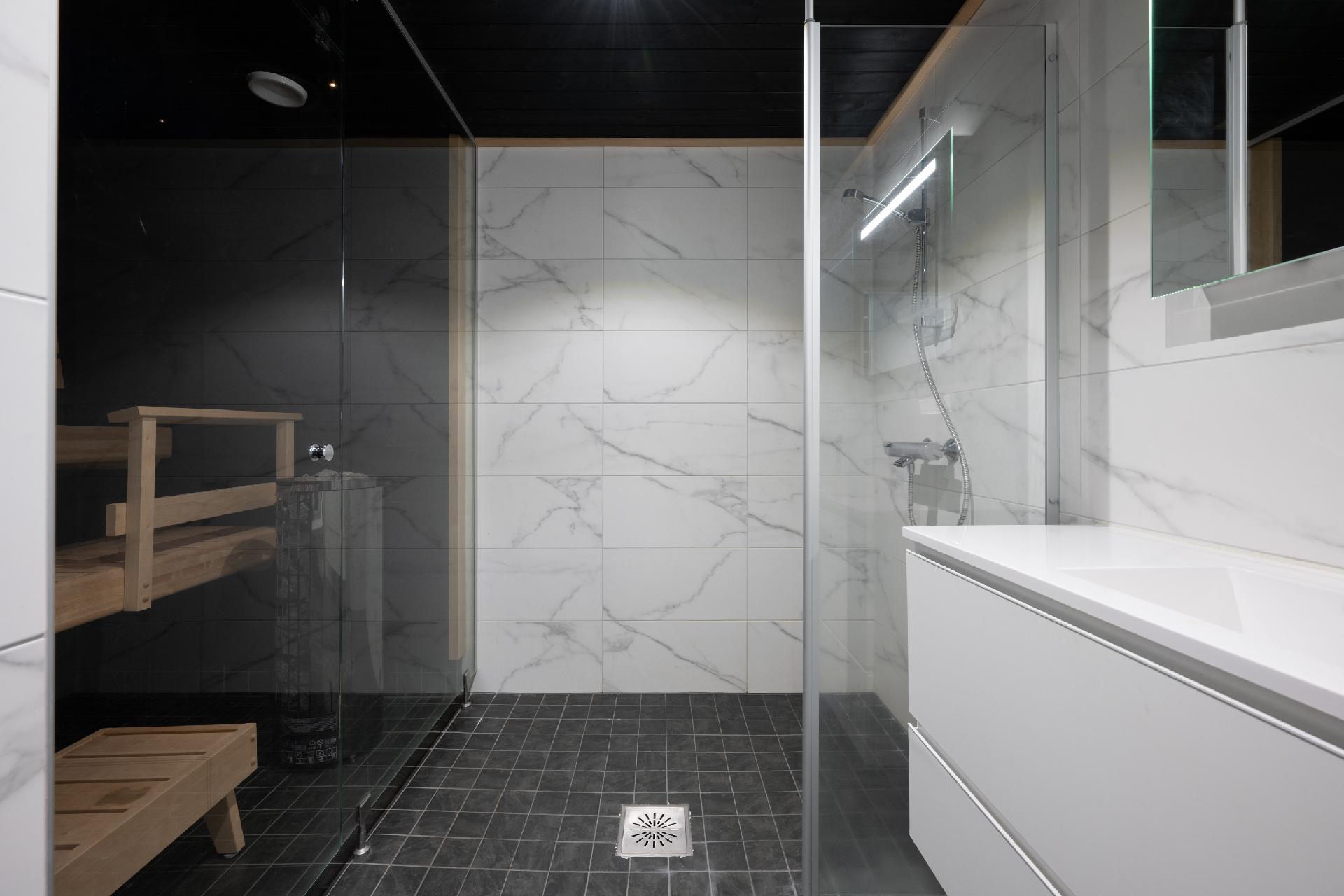 Kuvat ovat vastaavasta peilikuva-asunnosta taloyhtiössä