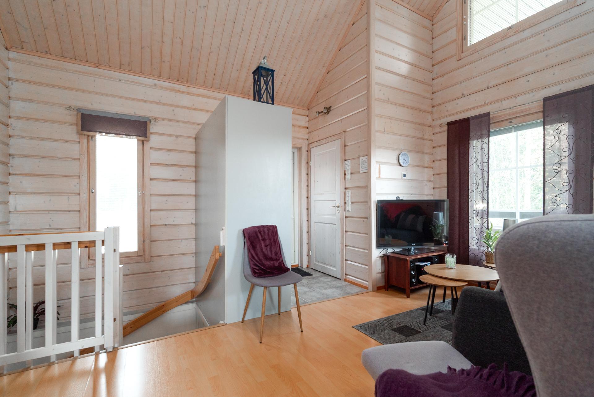 keittiön suunnalta olohuoneeseen