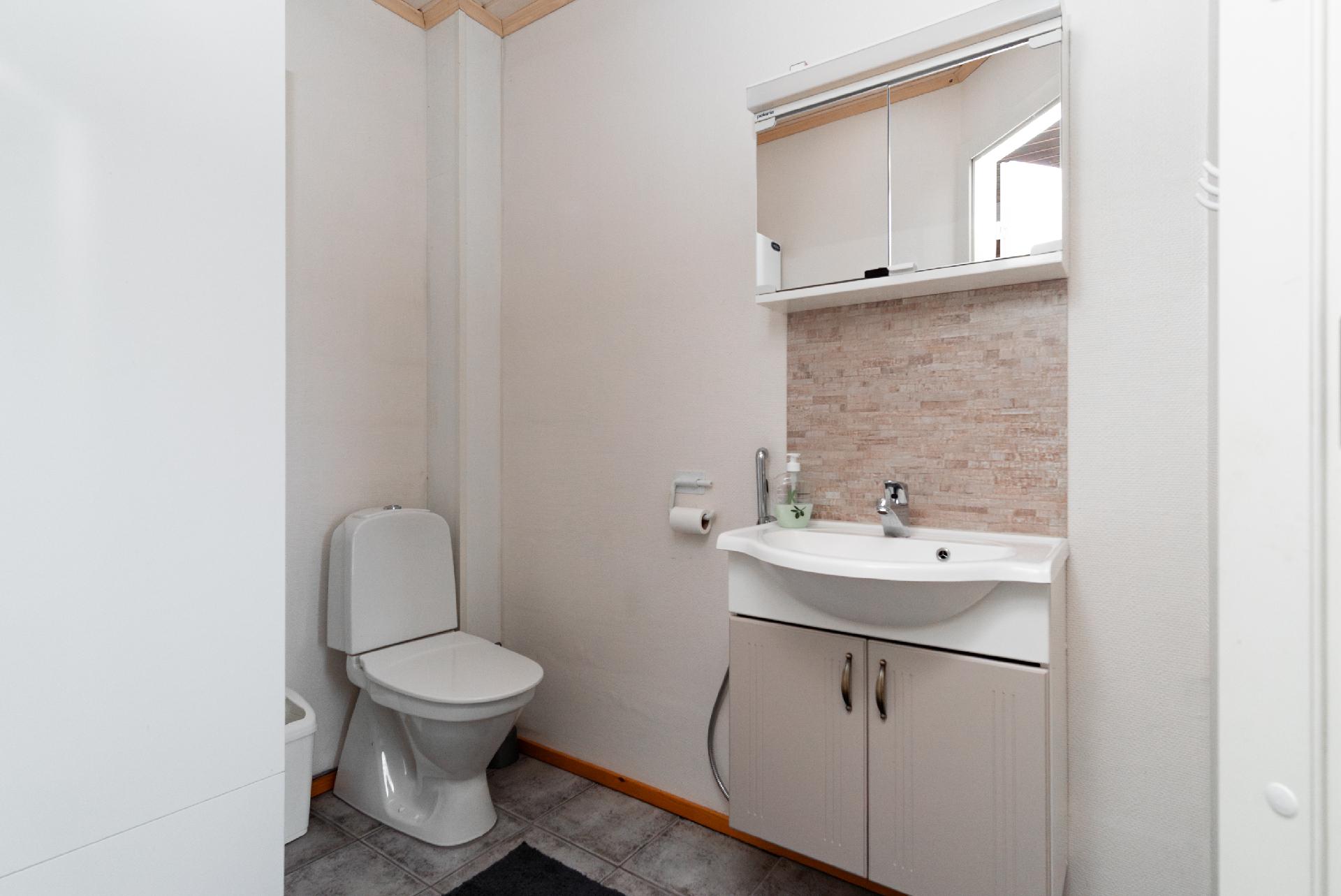 alakerran erillinen wc