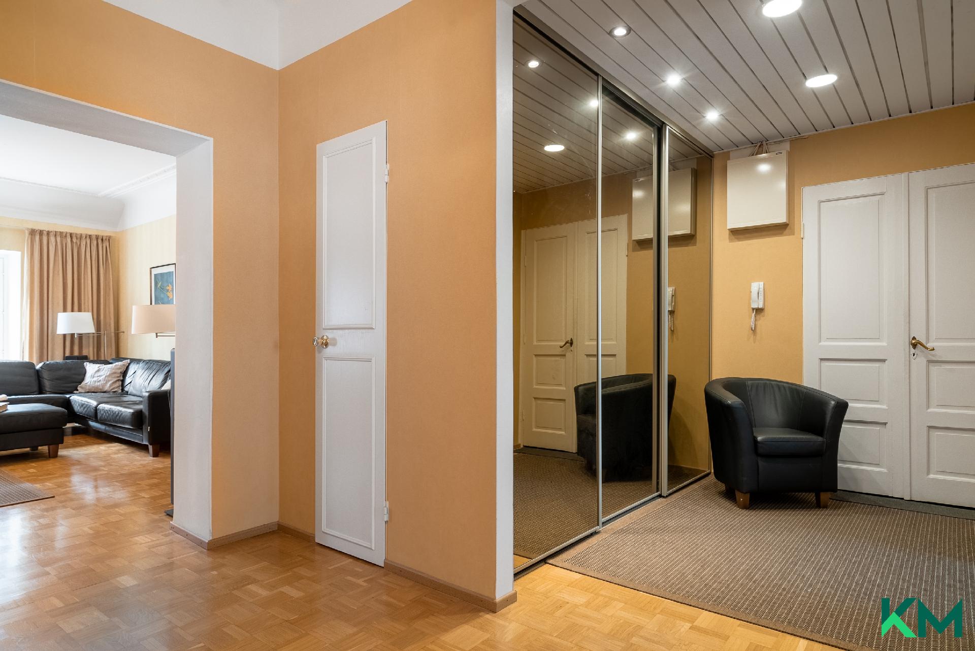 Kirkkokatu 1b, Kruununhaka, Helsinki