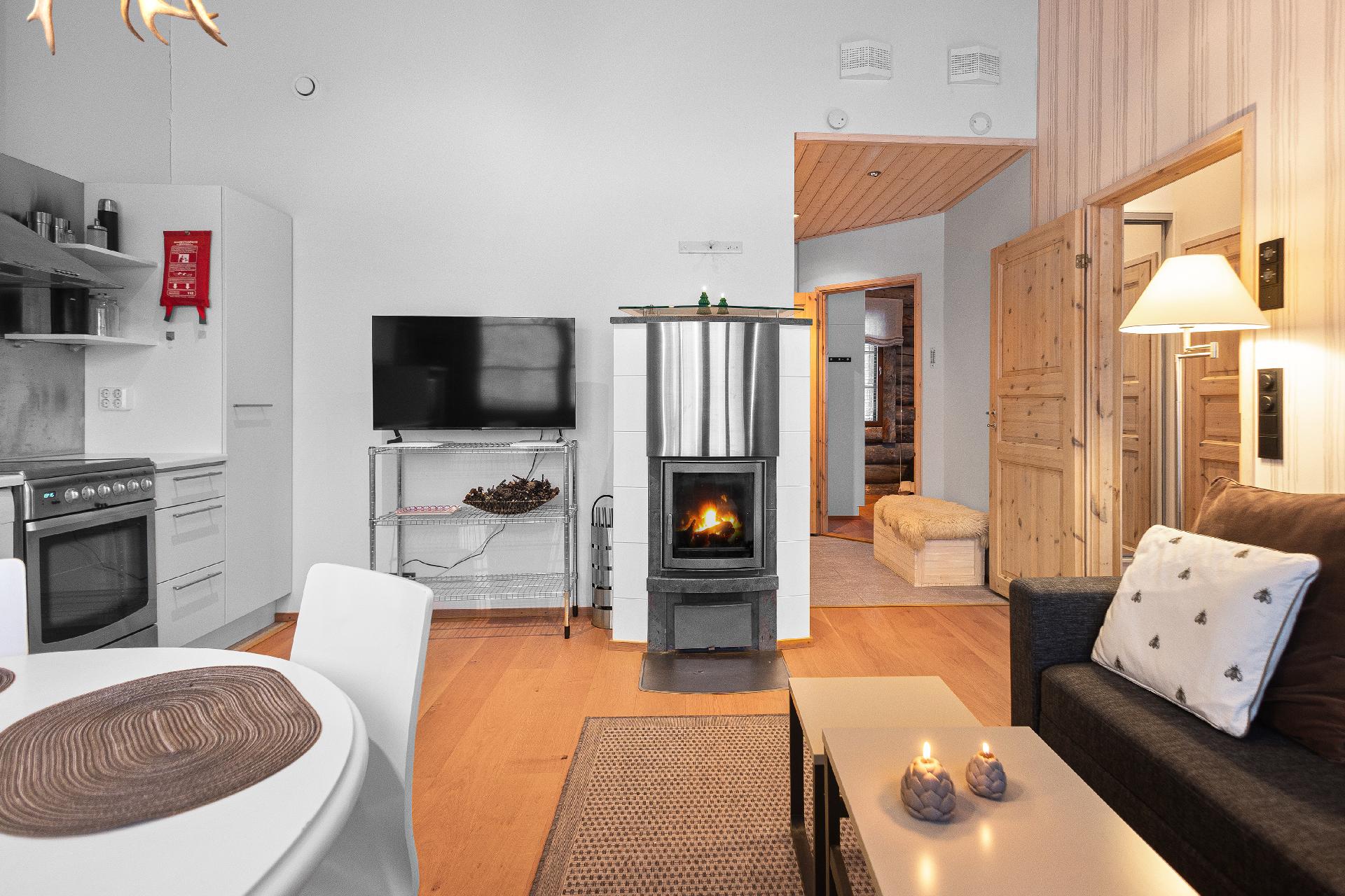 Keittiön ja oleskelutilan yhteydessä varaava takka