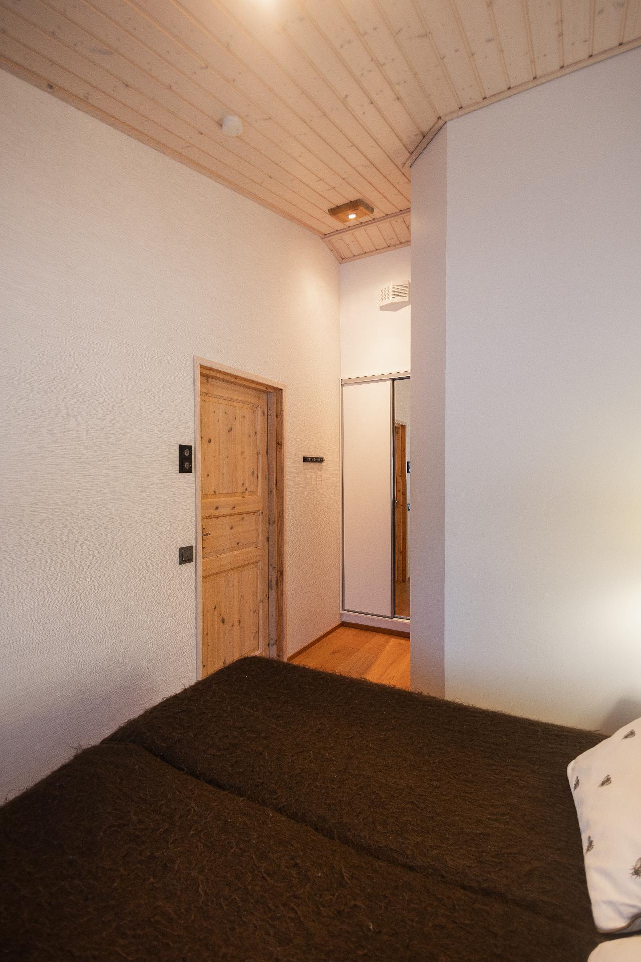 Makuuhuone 1 säilytystilaa liukuovikaapistossa