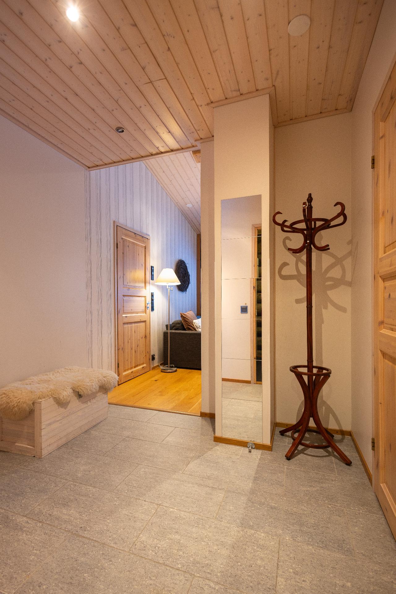 Näkymät eteisestä oleskelutilan suuntaan