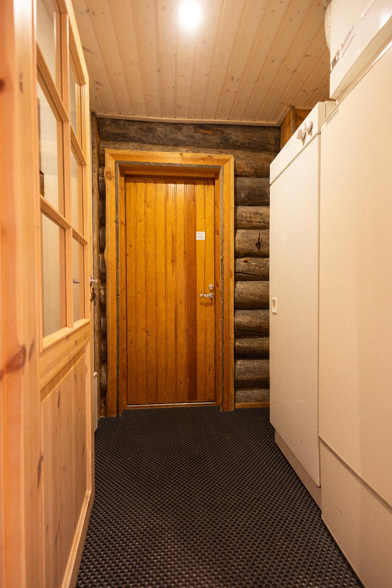 Tuulikaapissa iv-kone, lämminvesivaraaja ja kuivauskaappi