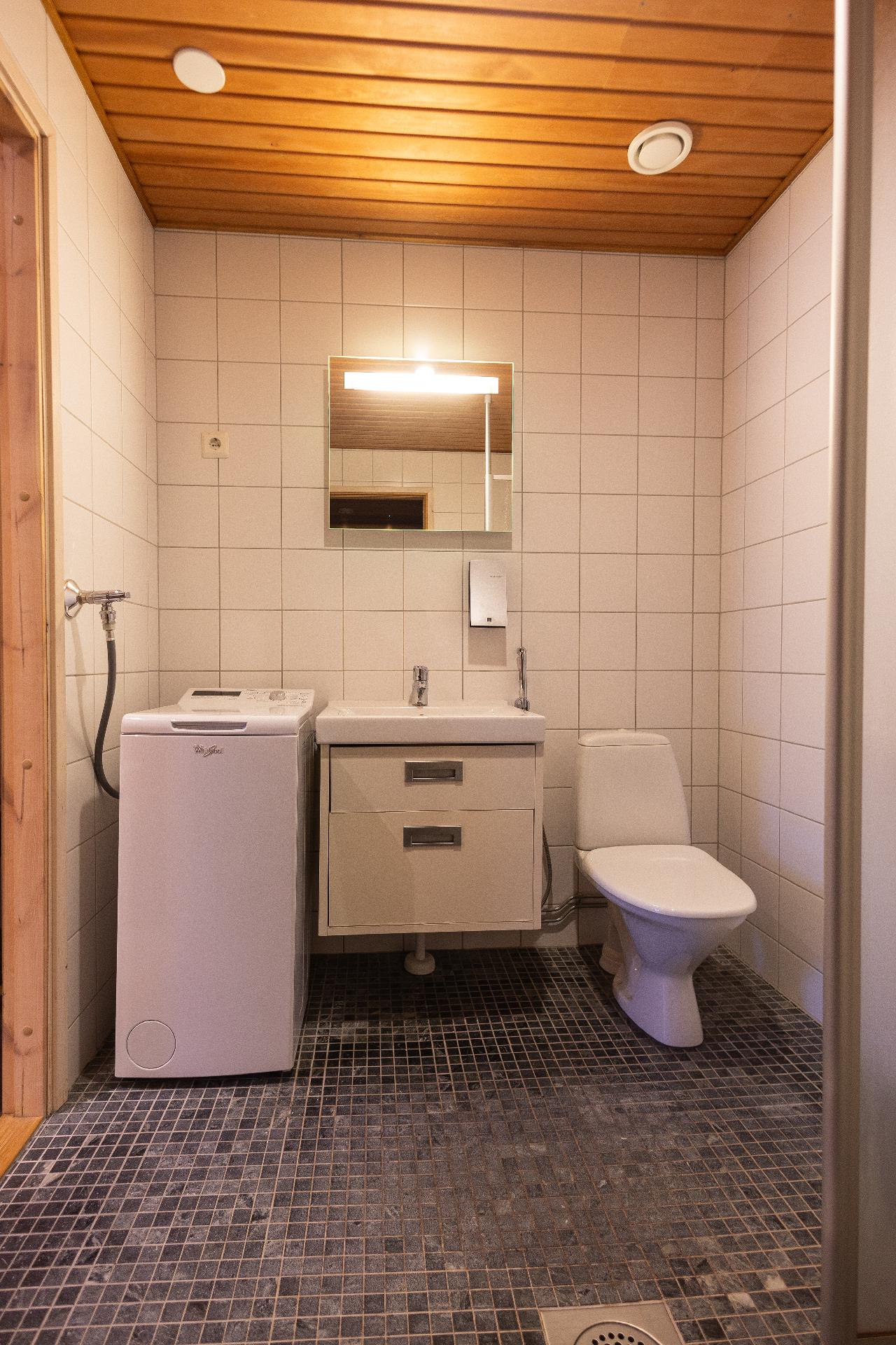 Wc:ssä paikka pyykinpesukoneelle