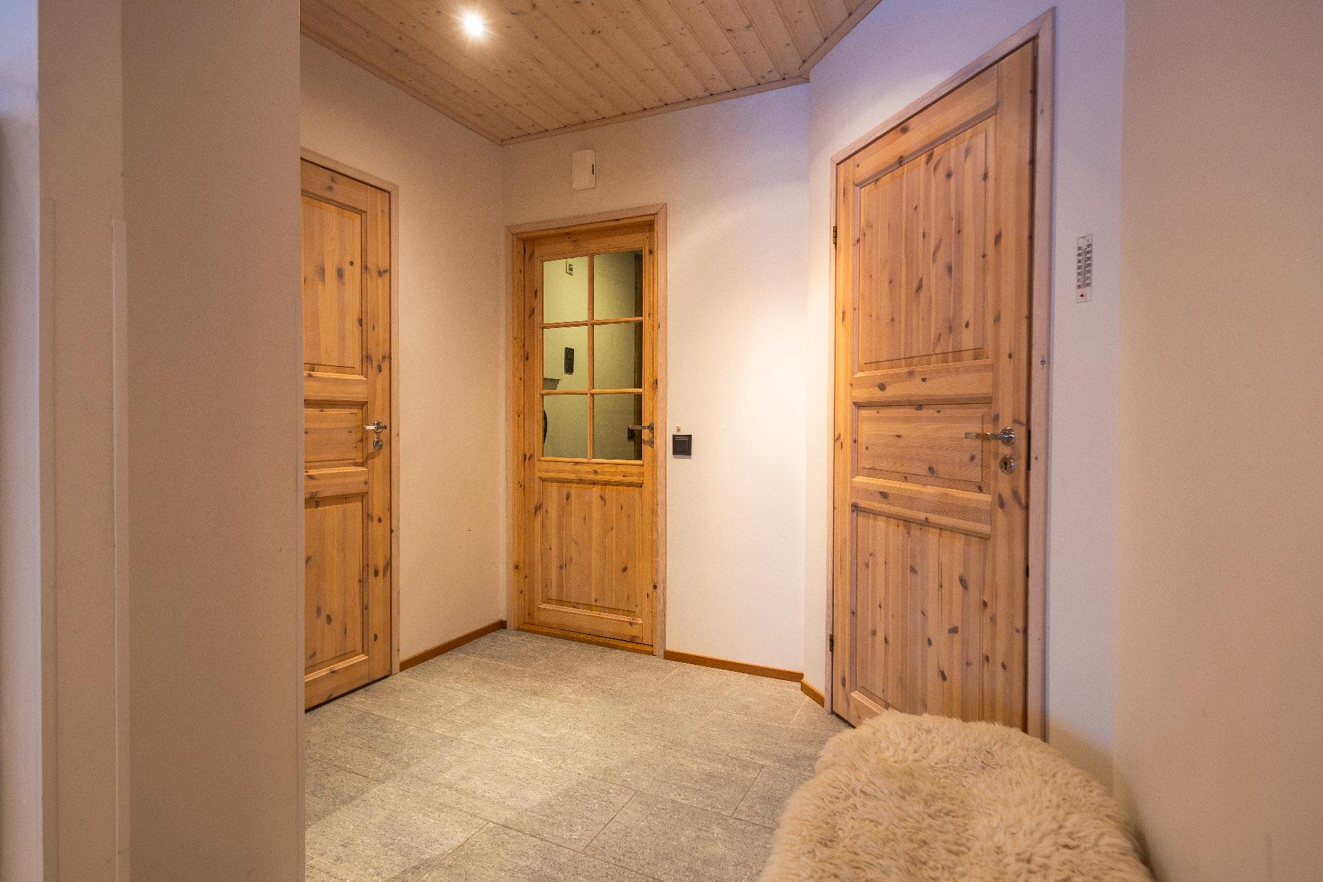 Näkymiä oleskelutilasta makuuhuone 2 ja eteistilan suuntaan