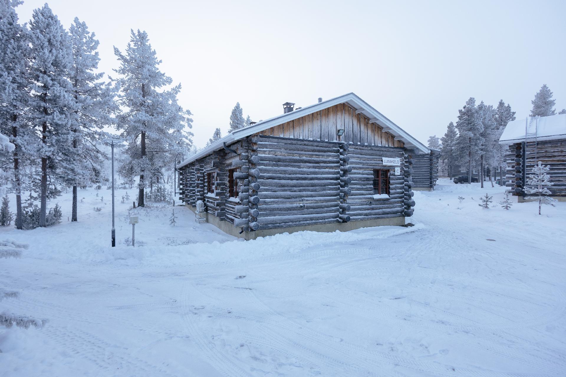 Huoneiston sivussa oma sähkötolpallinen autopaikka