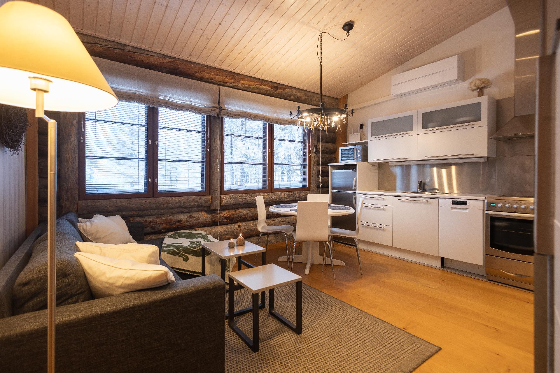 Oleskelutilan yhteydessä moderni keittiö