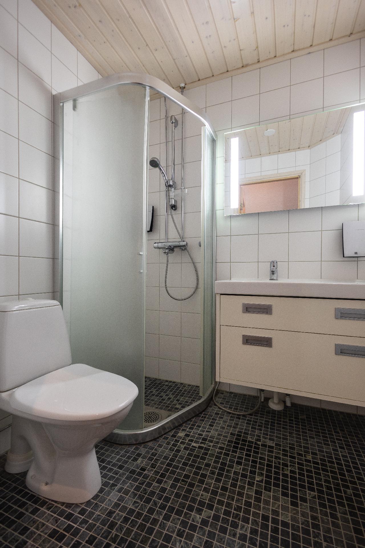 Makuuhuone 1 yhteydessä oma wc/kph