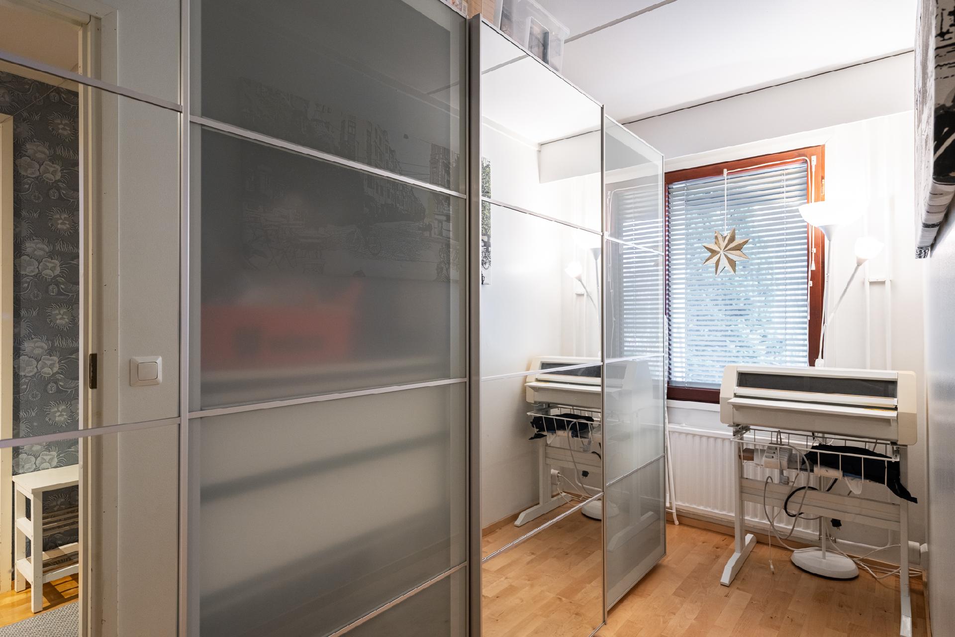 Alakerran makuuhuone 2