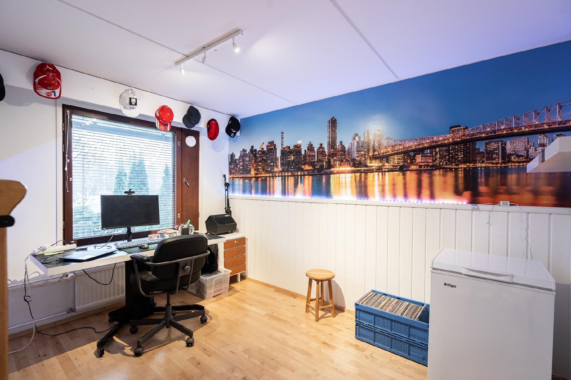 Alakerran makuuhuone 1