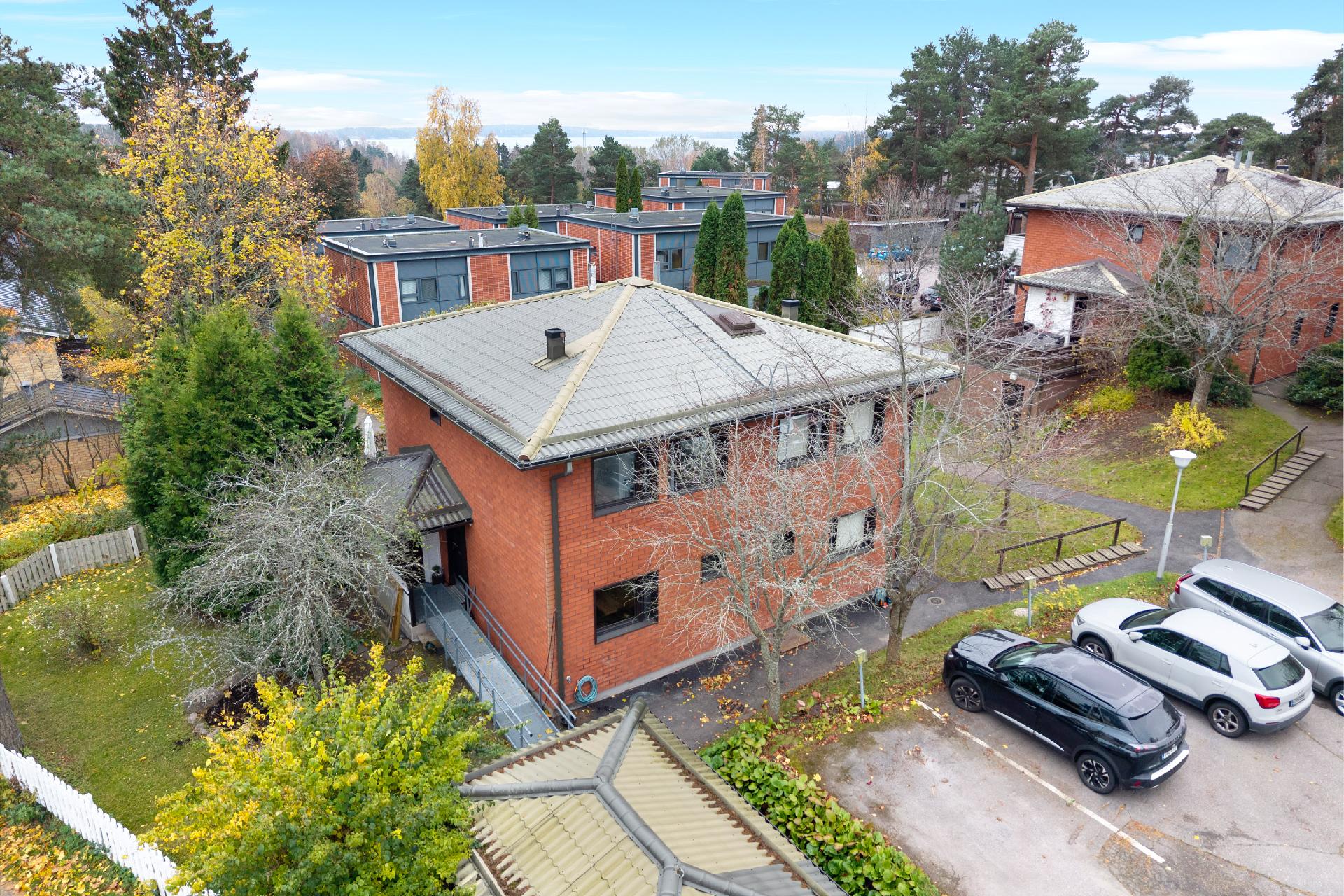 Autopaikka suoraan asunnon edessä