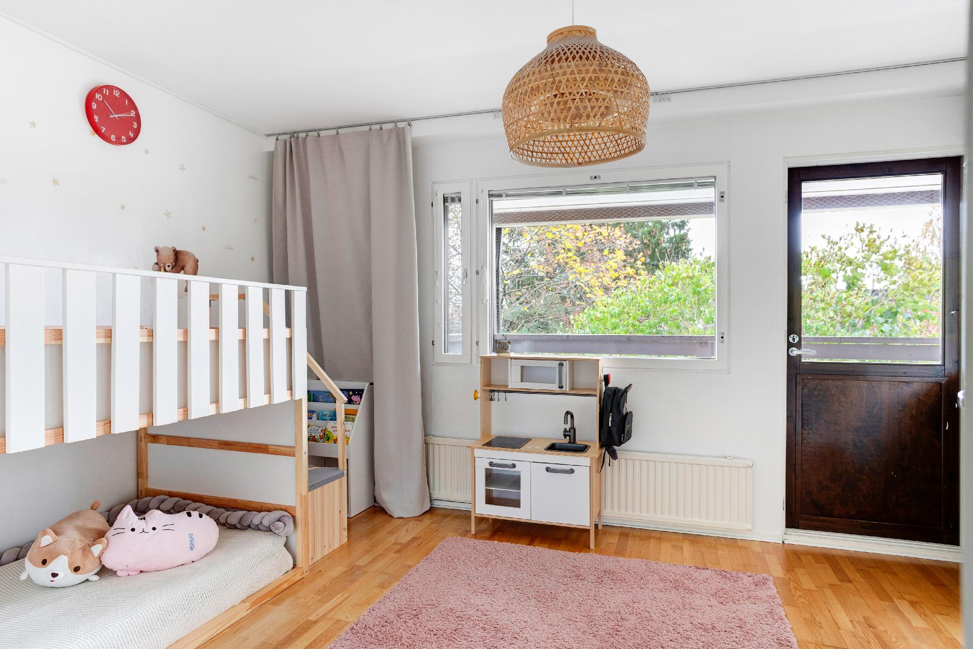 Yläkerran isoin huone, josta käynti parvekkeelle