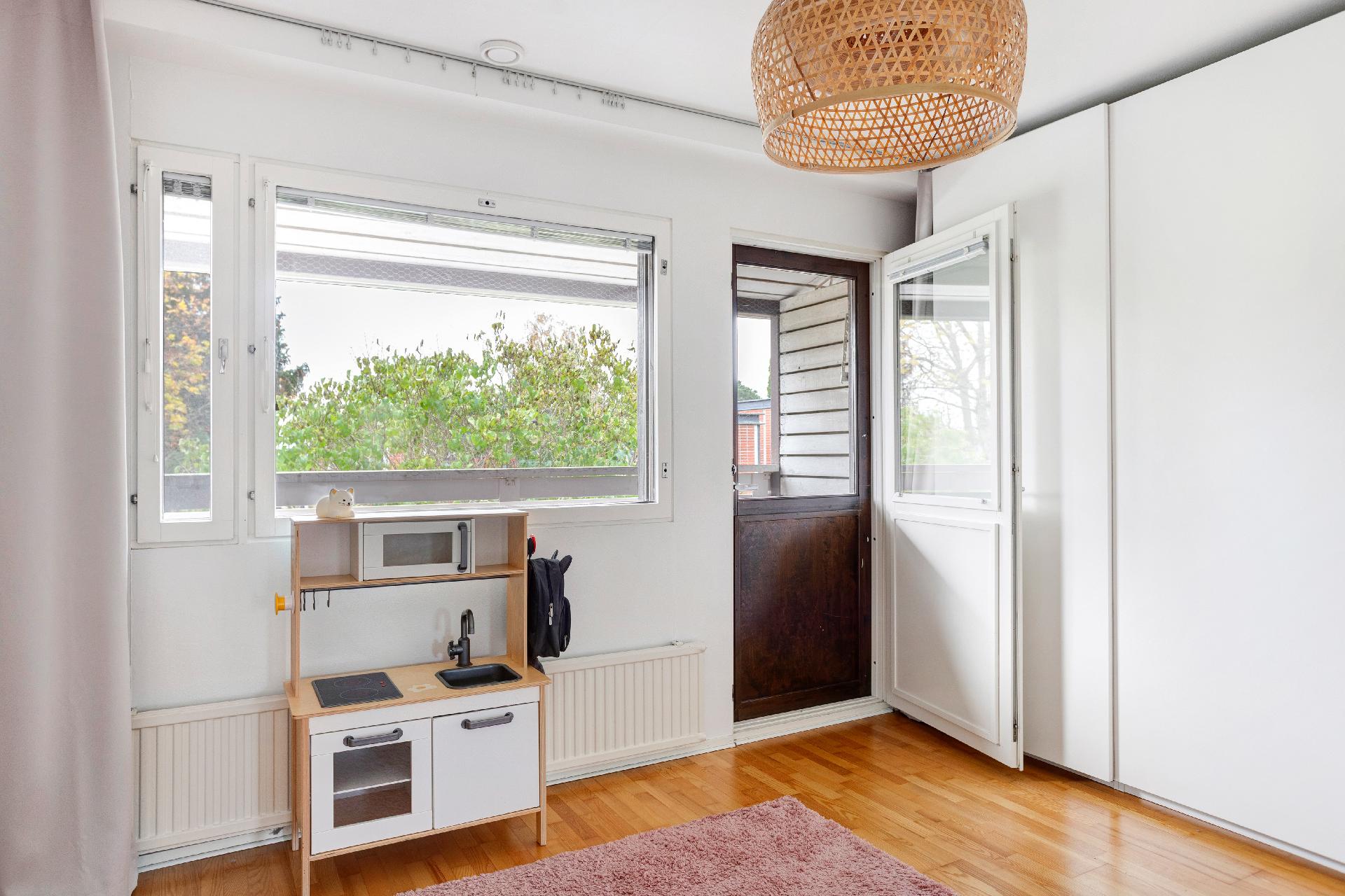 Isoimmassa makuuhuoneessa koko seinän mittainen liukuovikaapisto