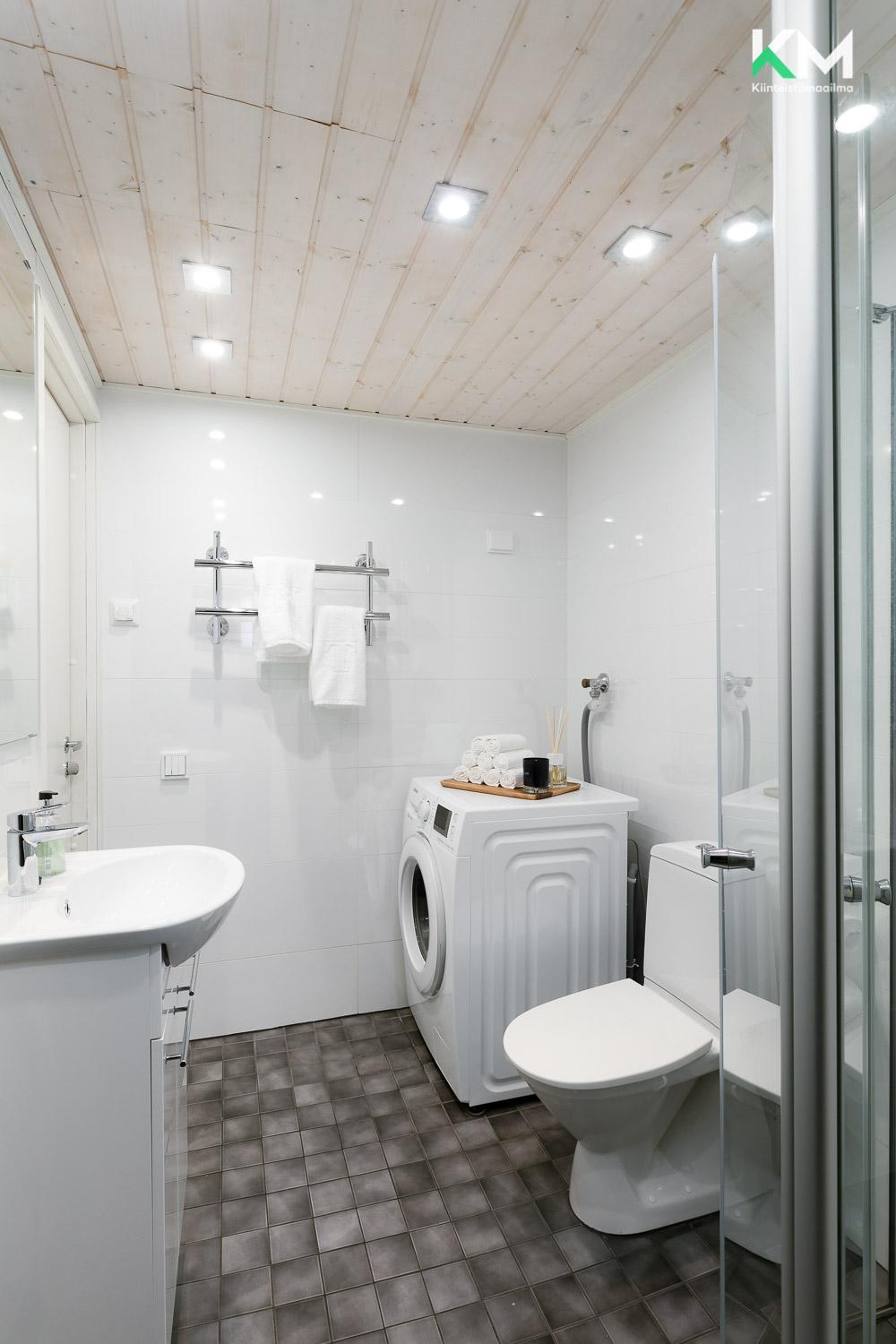 Alakerran kylpyhuone ja sauna