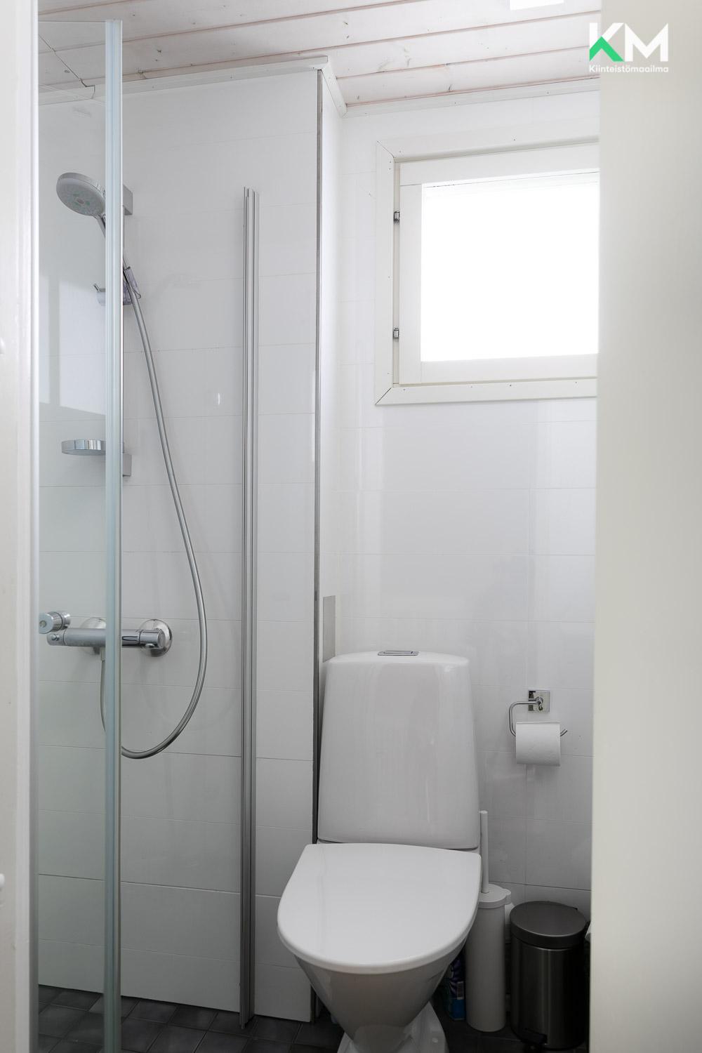 Yläkerran kylpyhuone