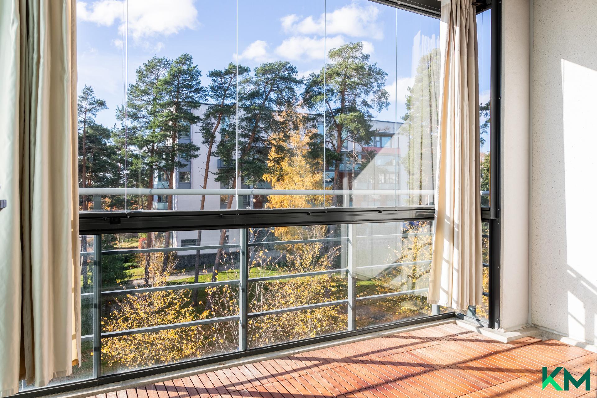 Tilava lasitettu parveke länteen