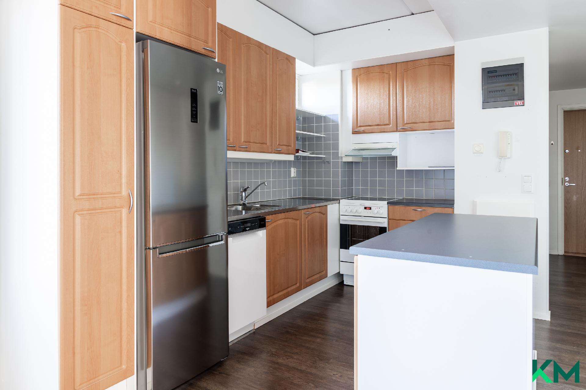 Keittiössä reilusti lasku- ja kaappitilaa