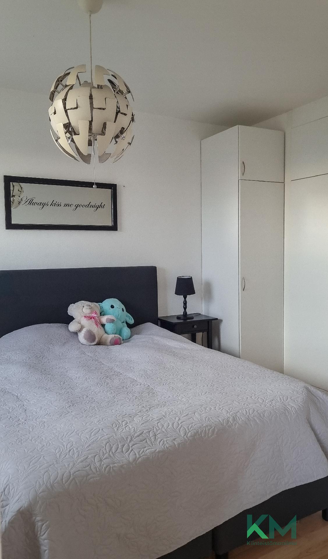 Makuuhuoneessa tilaa parisängylle