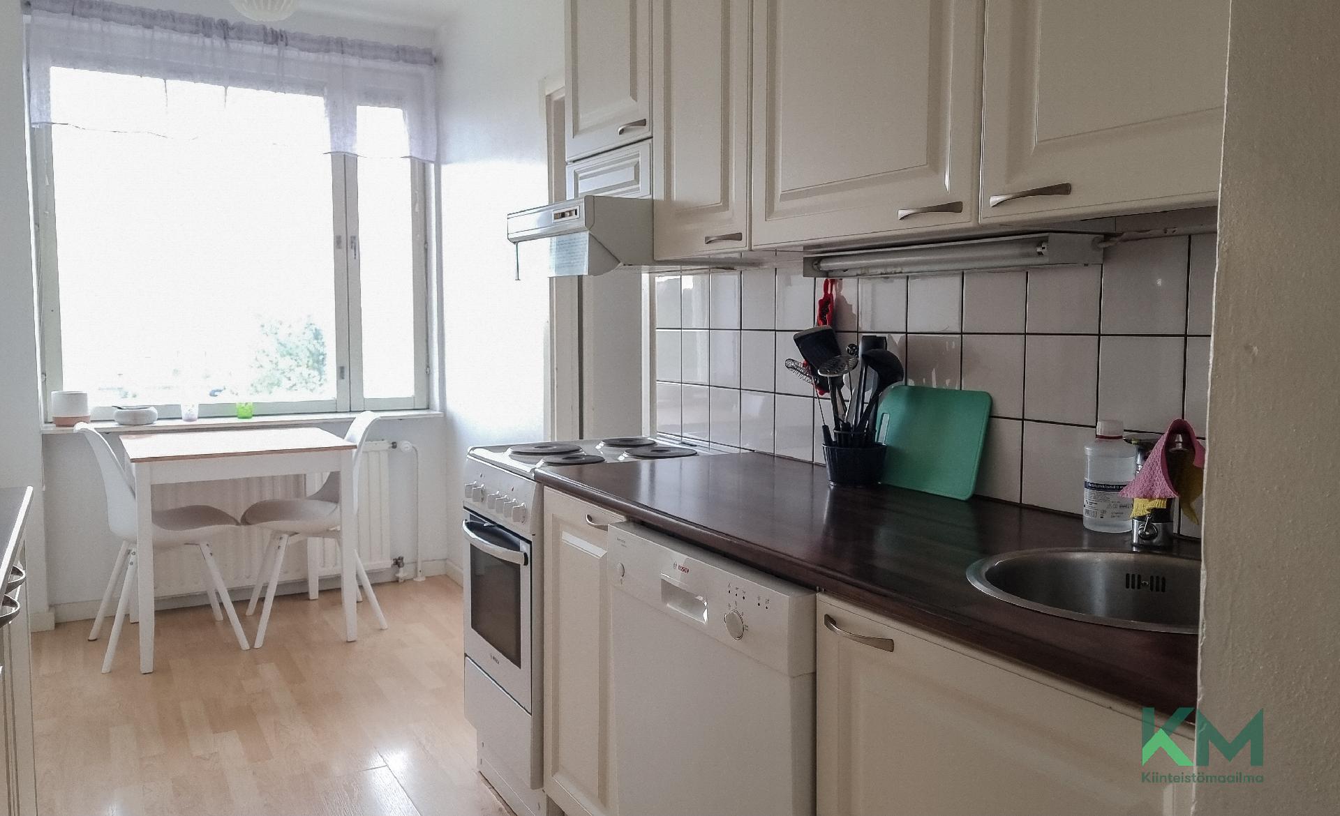 Keittiössä vaaleat kaapistot