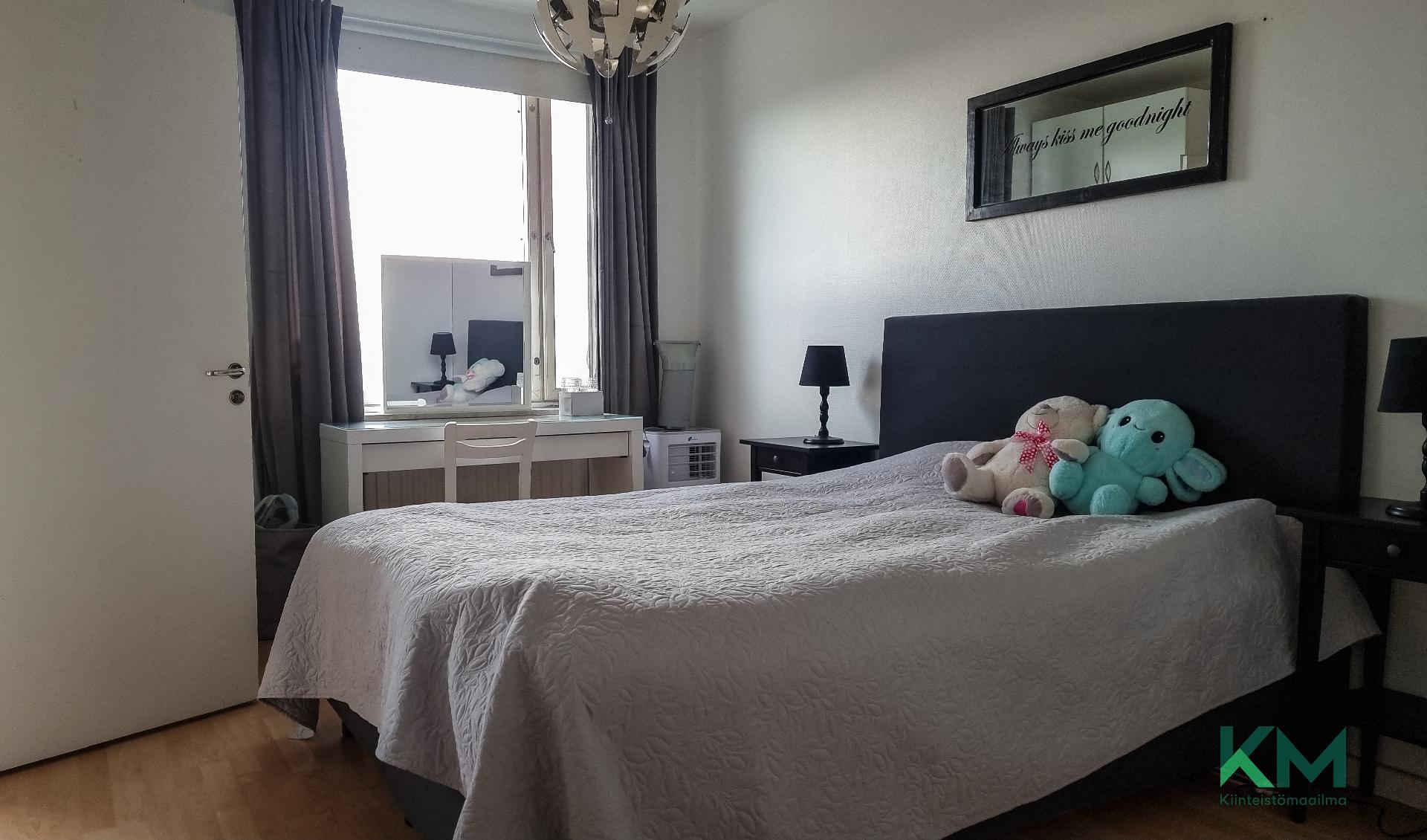 Makuuhuoneessa tilaa työpöydälle