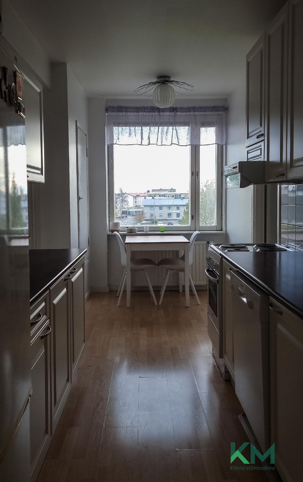 Keittiössä paljon kaappeja