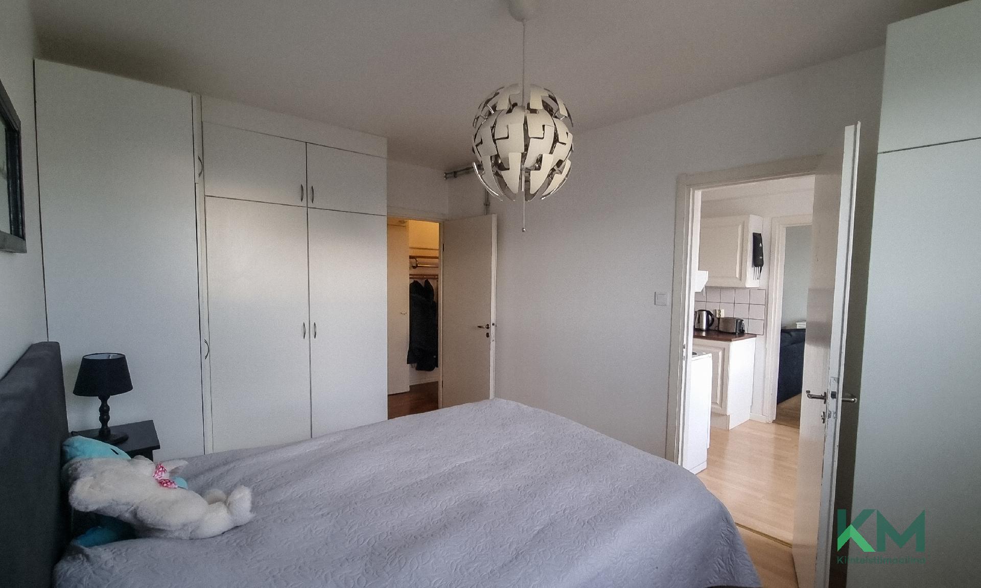 Makuuhuoneesta kulku eteiseen ja keittiöön