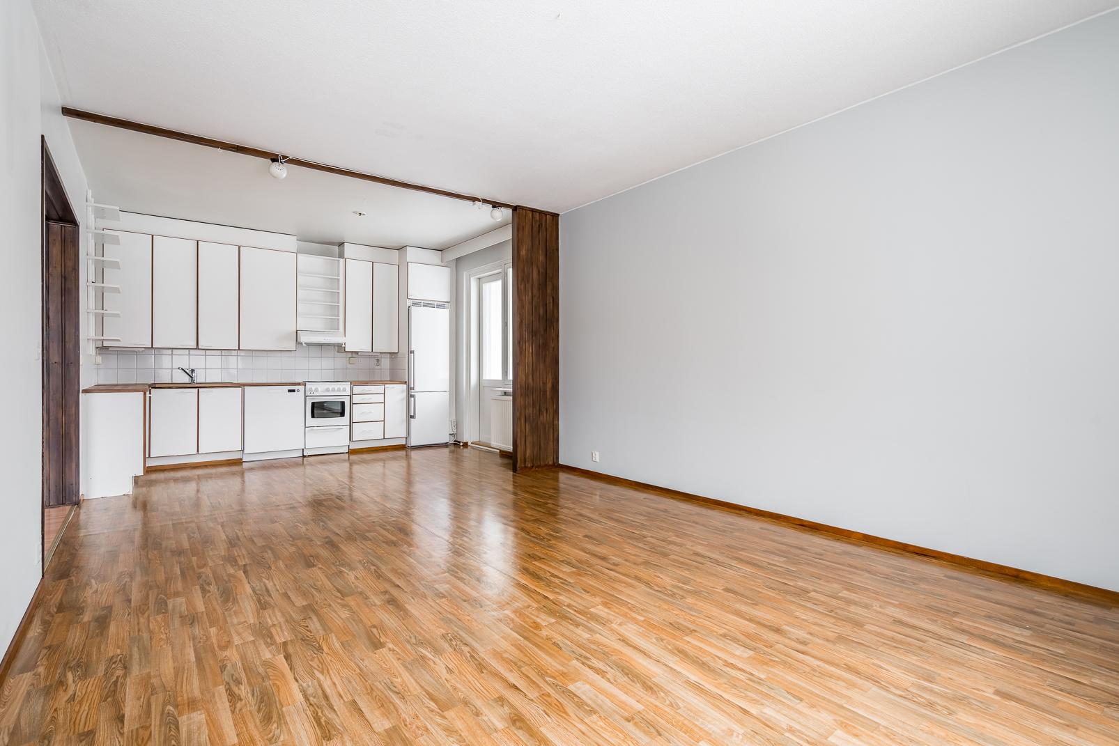 iso keittiö-olohuone yhdistelmä