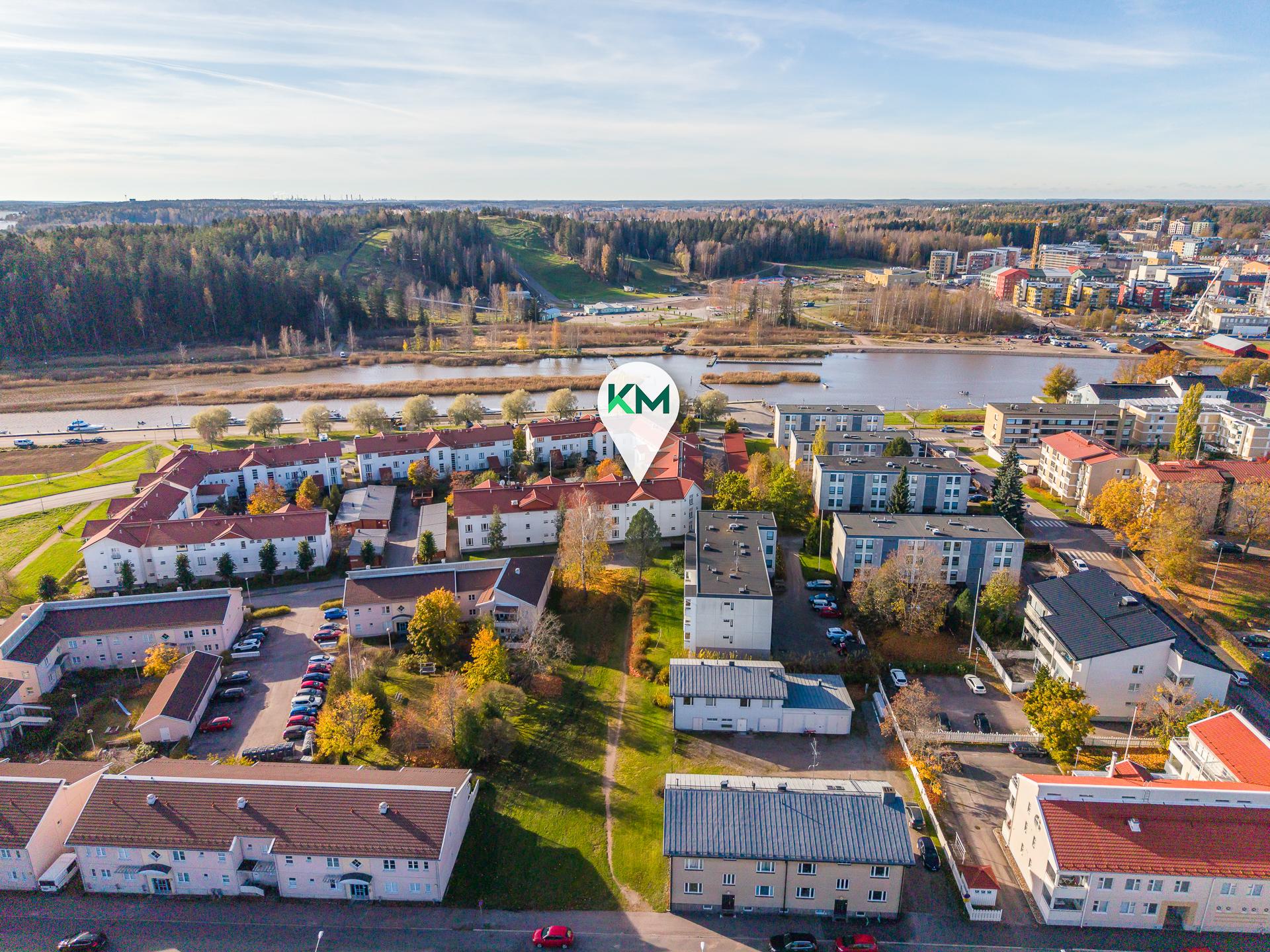 Taloyhtiö joenrannalla