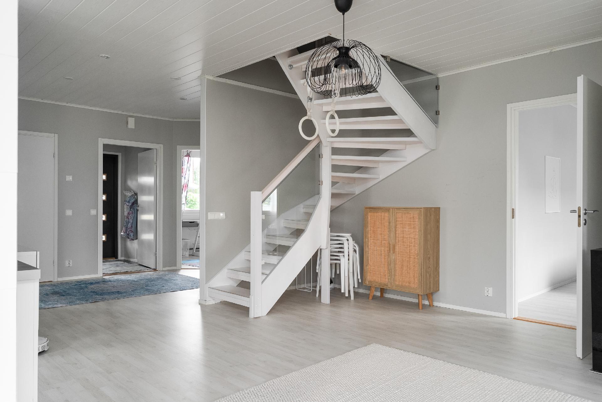 Olohuoneesta eteiseen päin