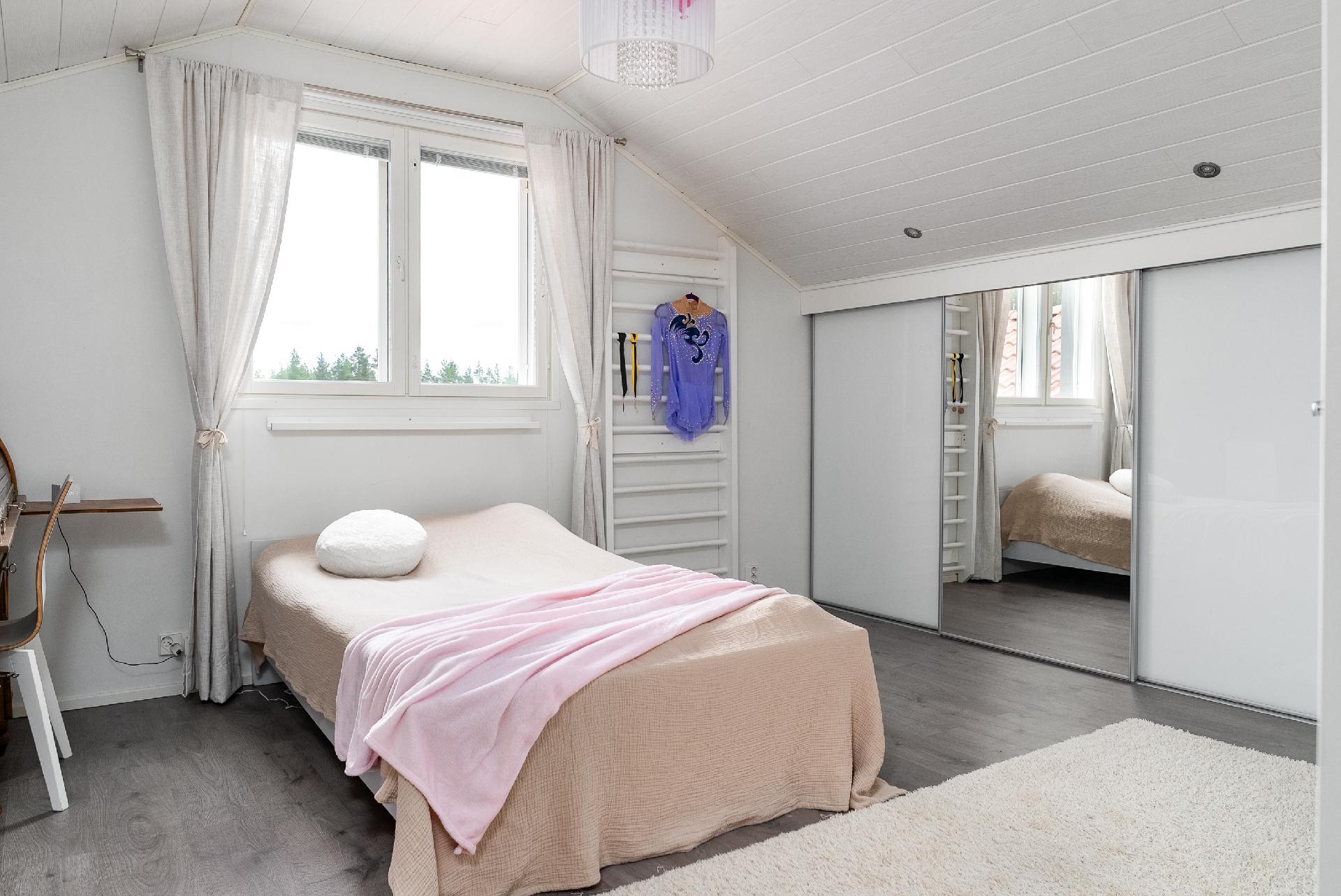 Yläkerran makuuhuone