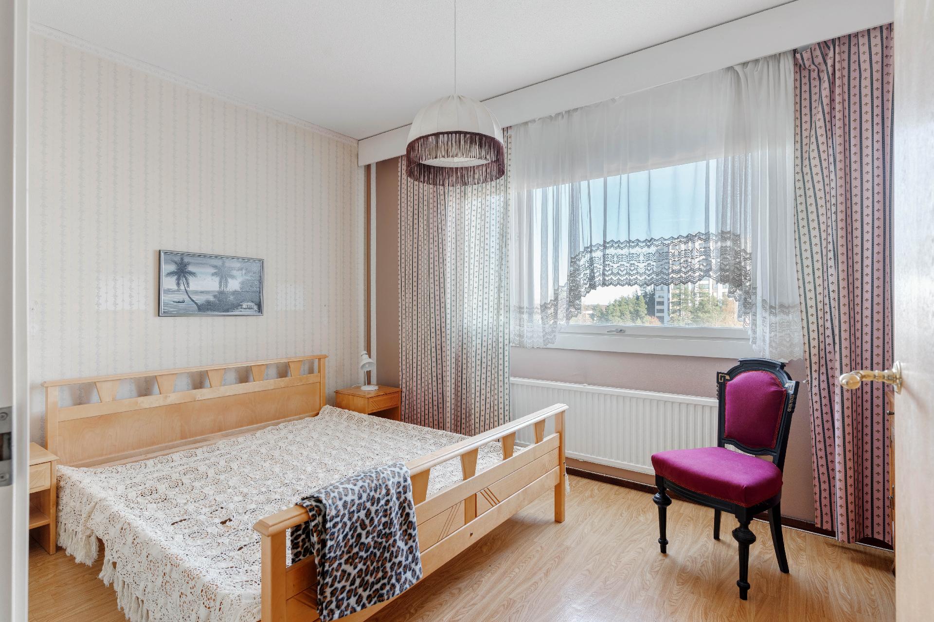 Ensimmäinen makuuhuone.