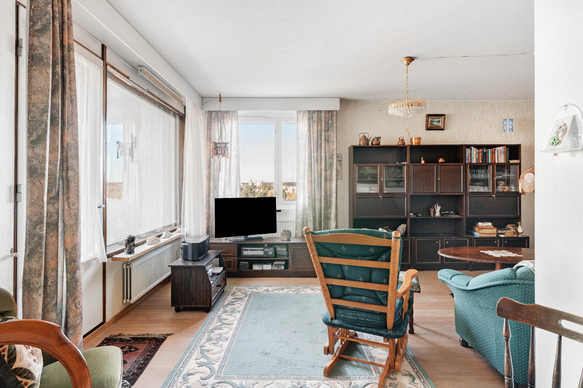 vasemmalta käynti parvekkeelle, olohuone jatkuu oikealle.