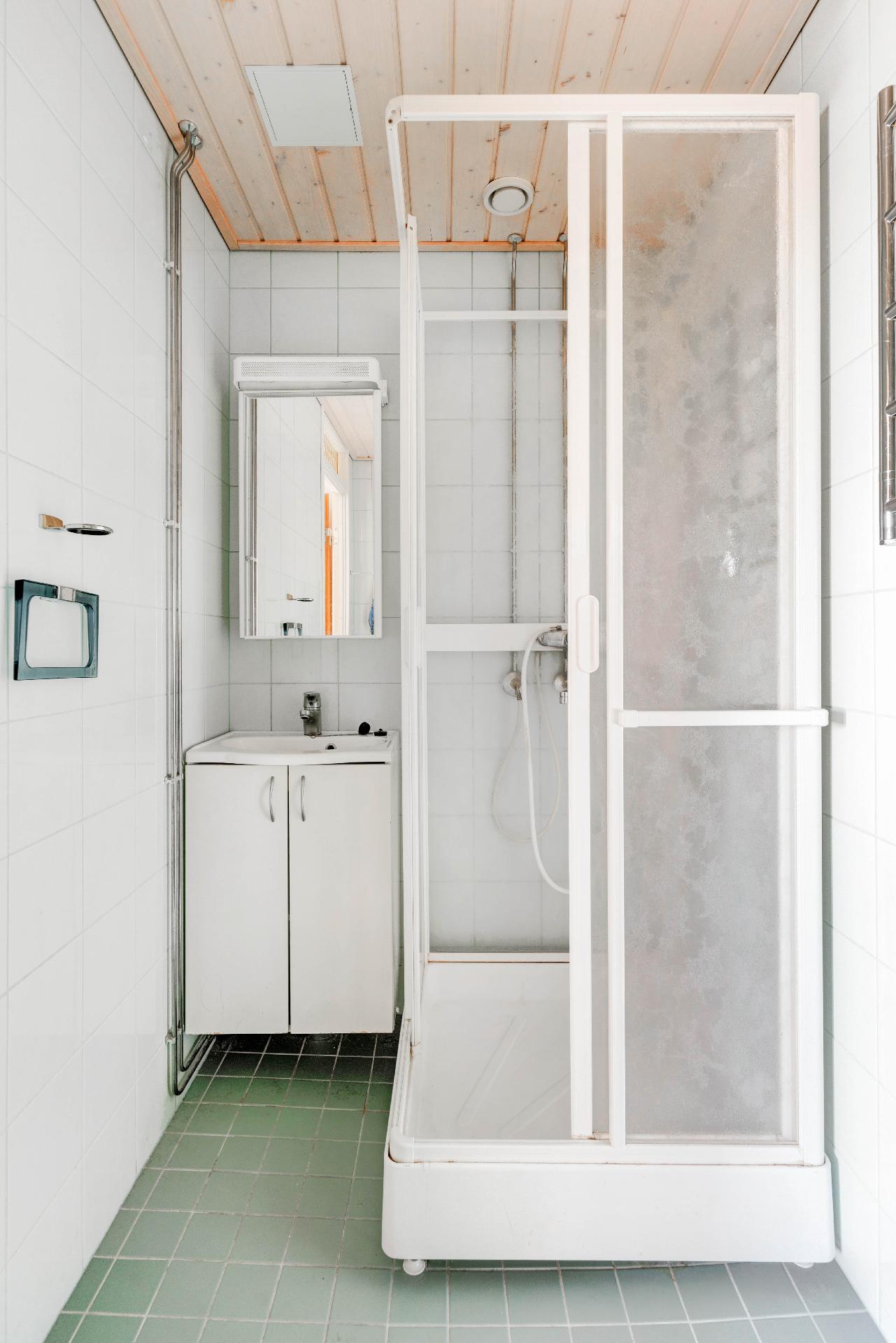 Kylpyhuone on uusittu v.2010 linjasaneerauksen yhteydessä.