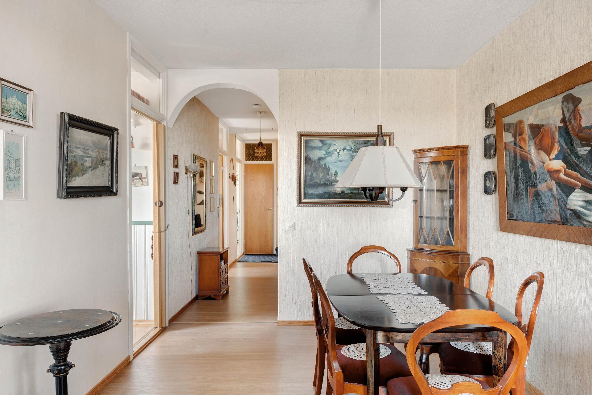 Näkymää eteiseen päin, keittiö heti vasemmalla.