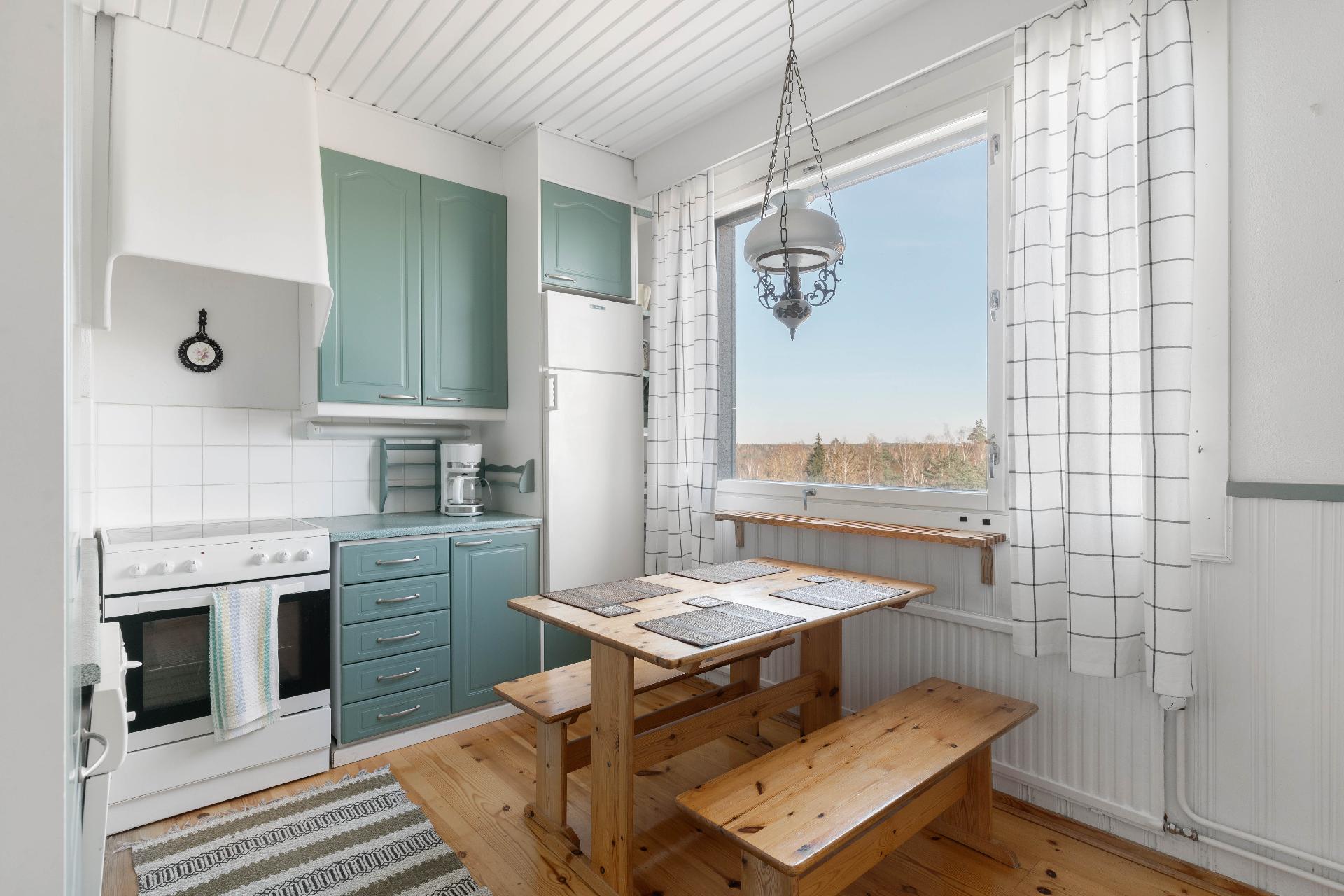 Keittiö on tilava ja valoisa!